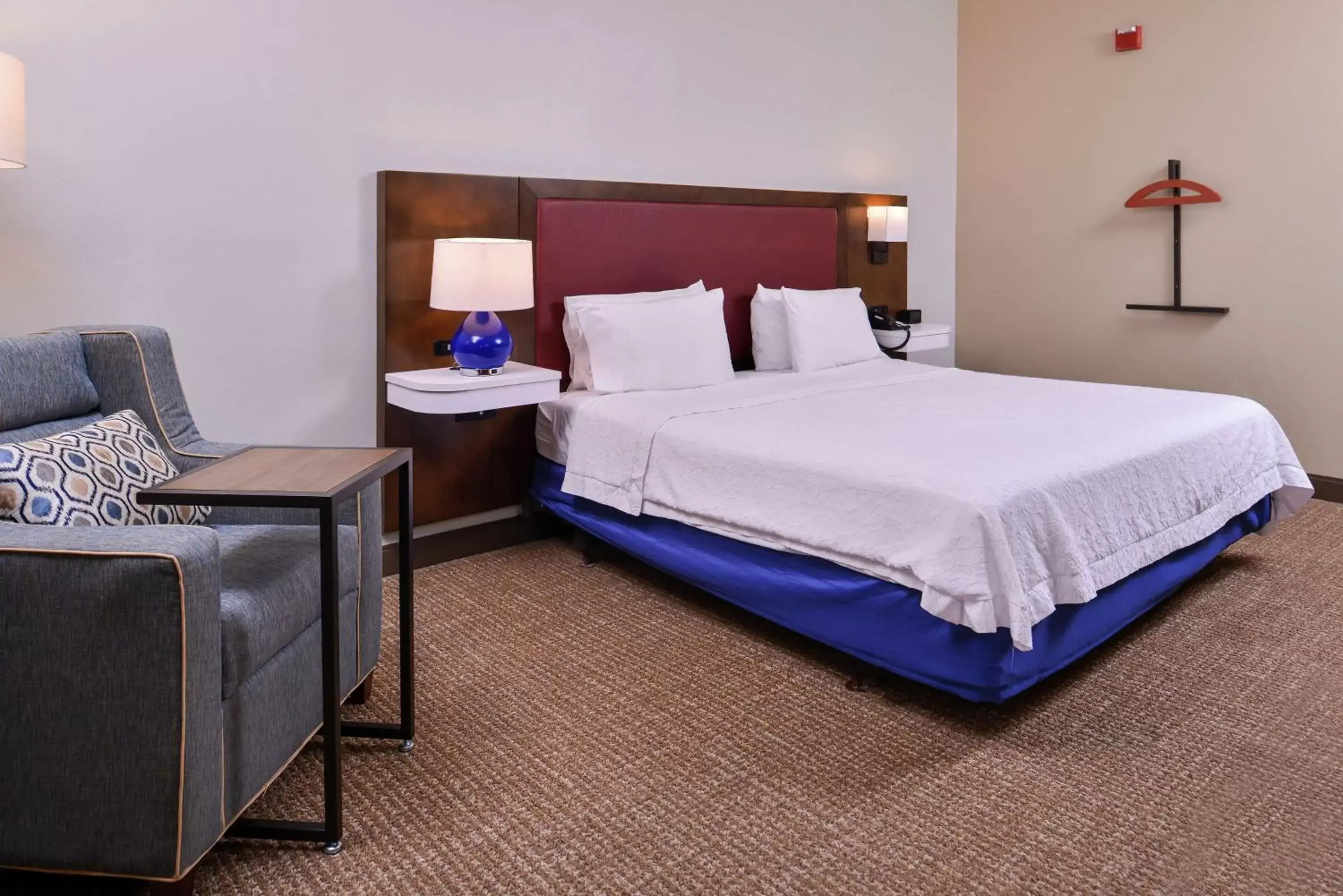 Living room, Bed in Hampton Inn Lexington Historic Area