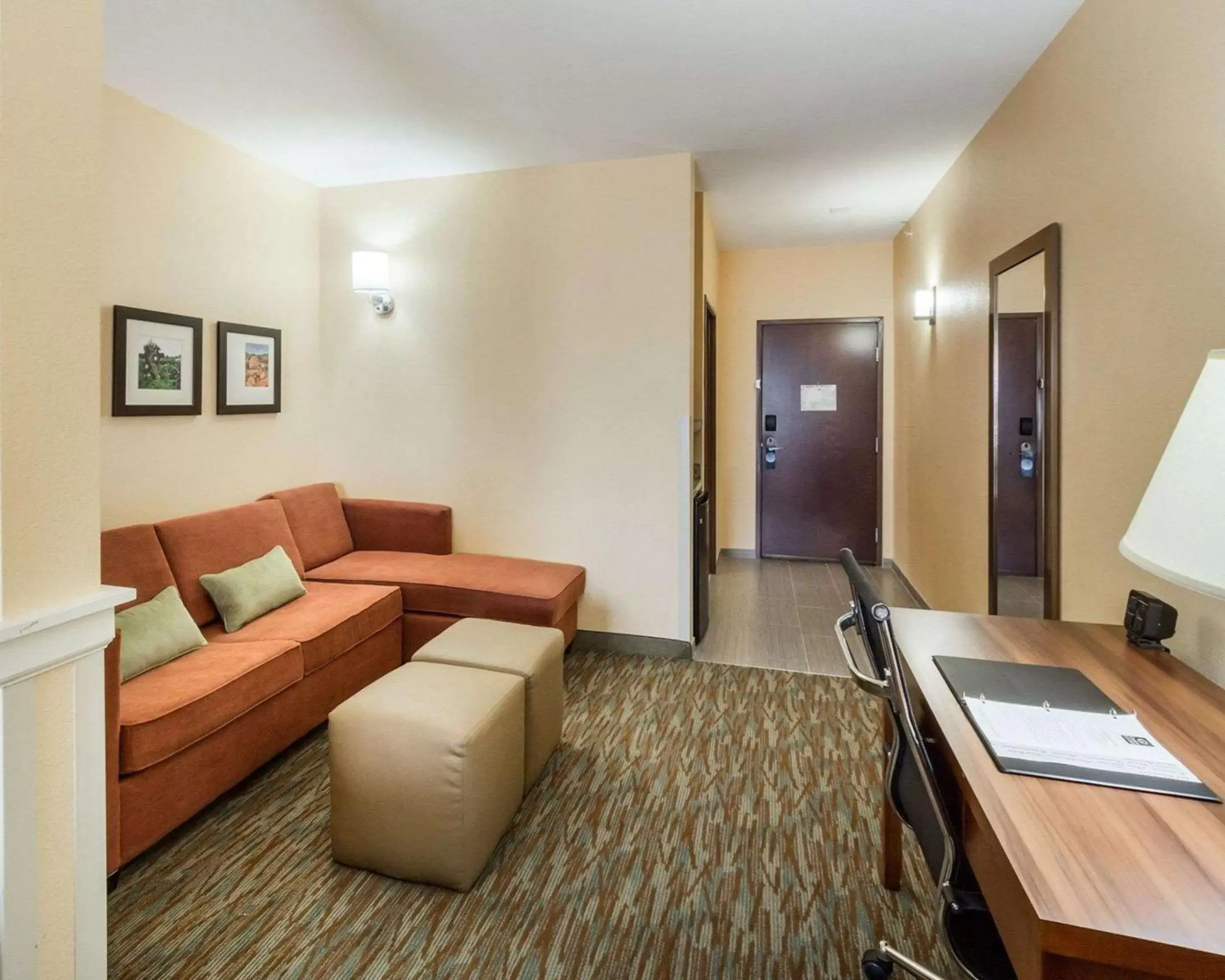 Photo of the whole room, Seating Area in Comfort Suites Cotulla near I-35