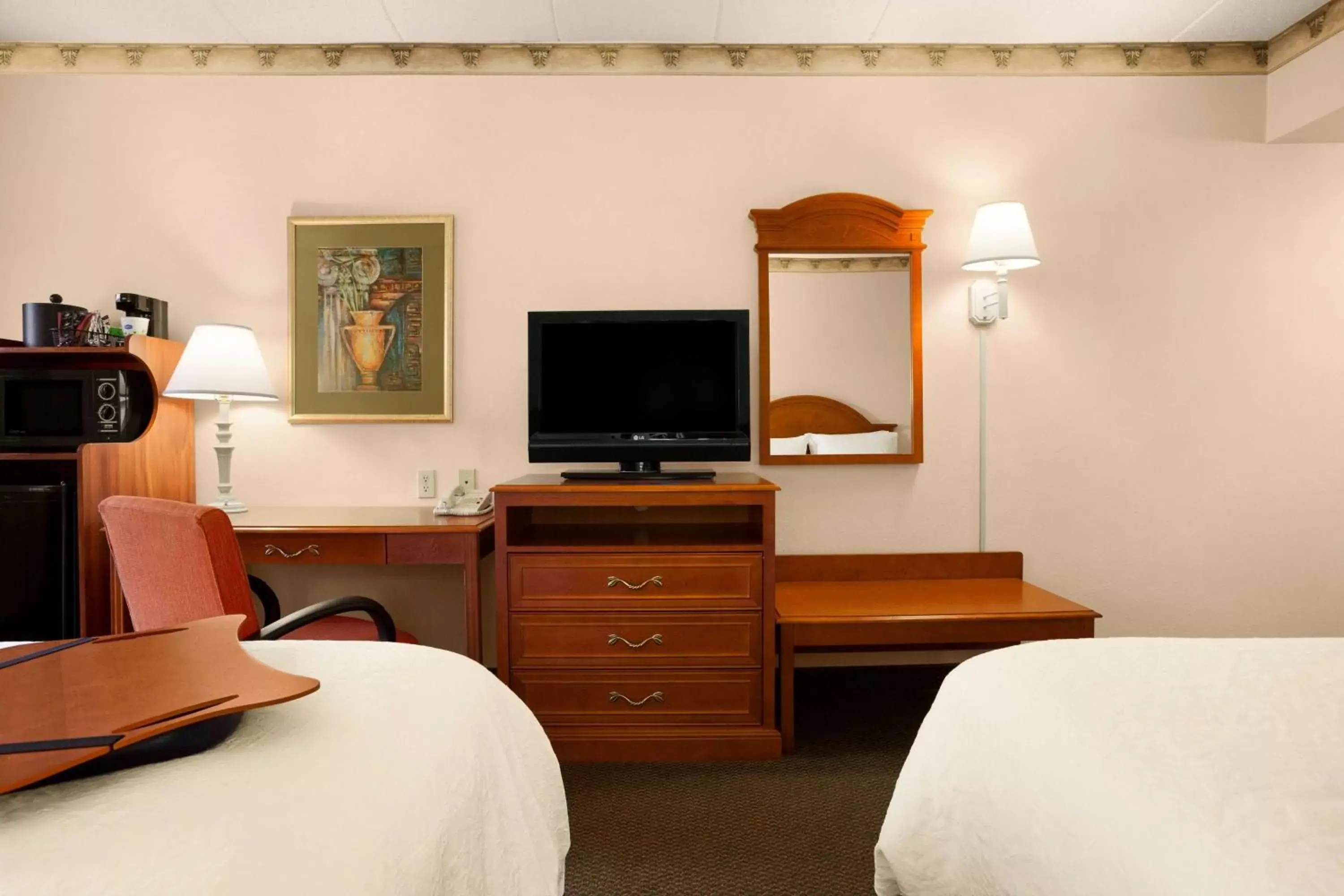 Bed, TV/Entertainment Center in Hampton Inn Quakertown