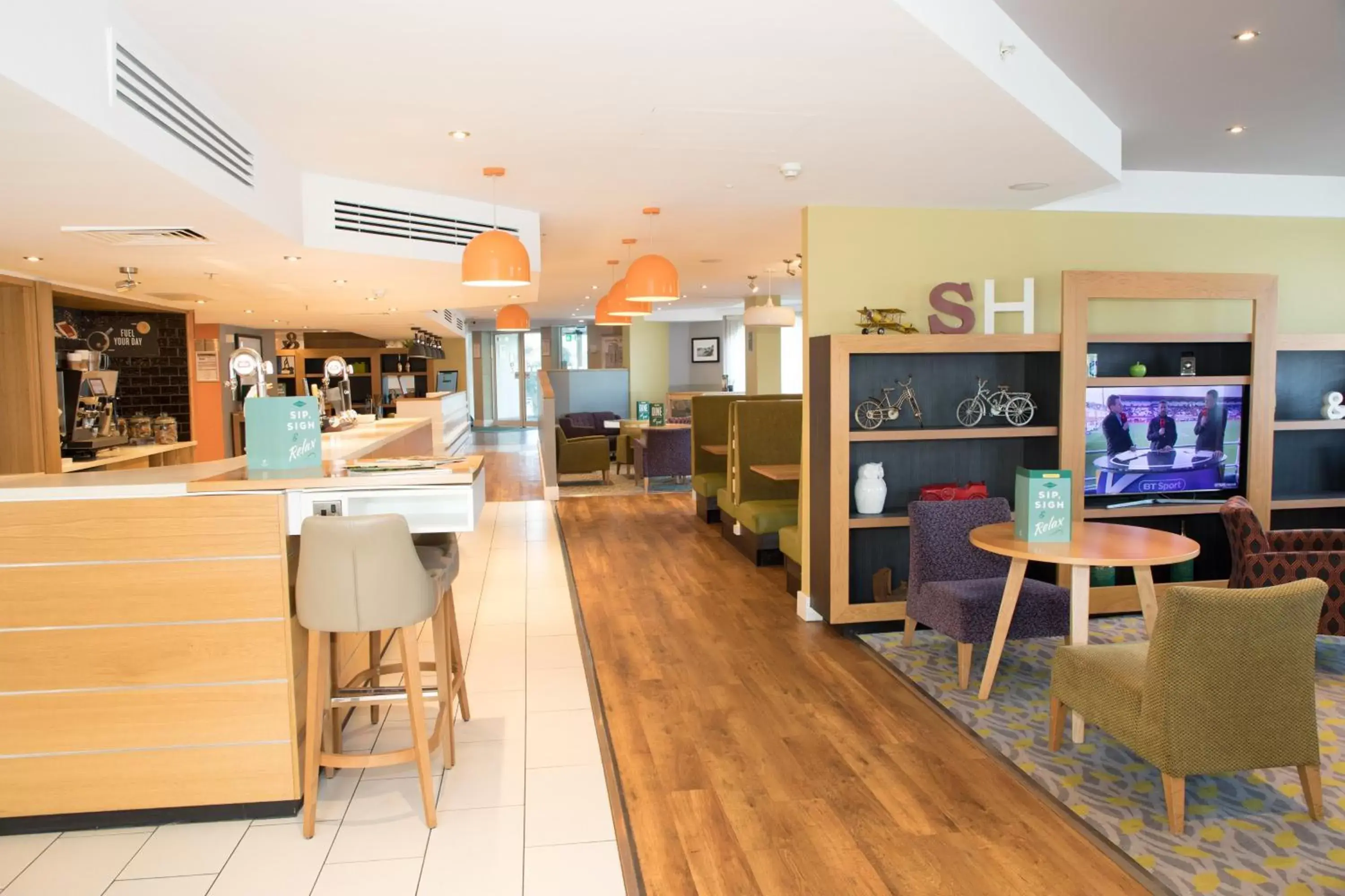 Lounge or bar in Holiday Inn Slough Windsor, an IHG Hotel