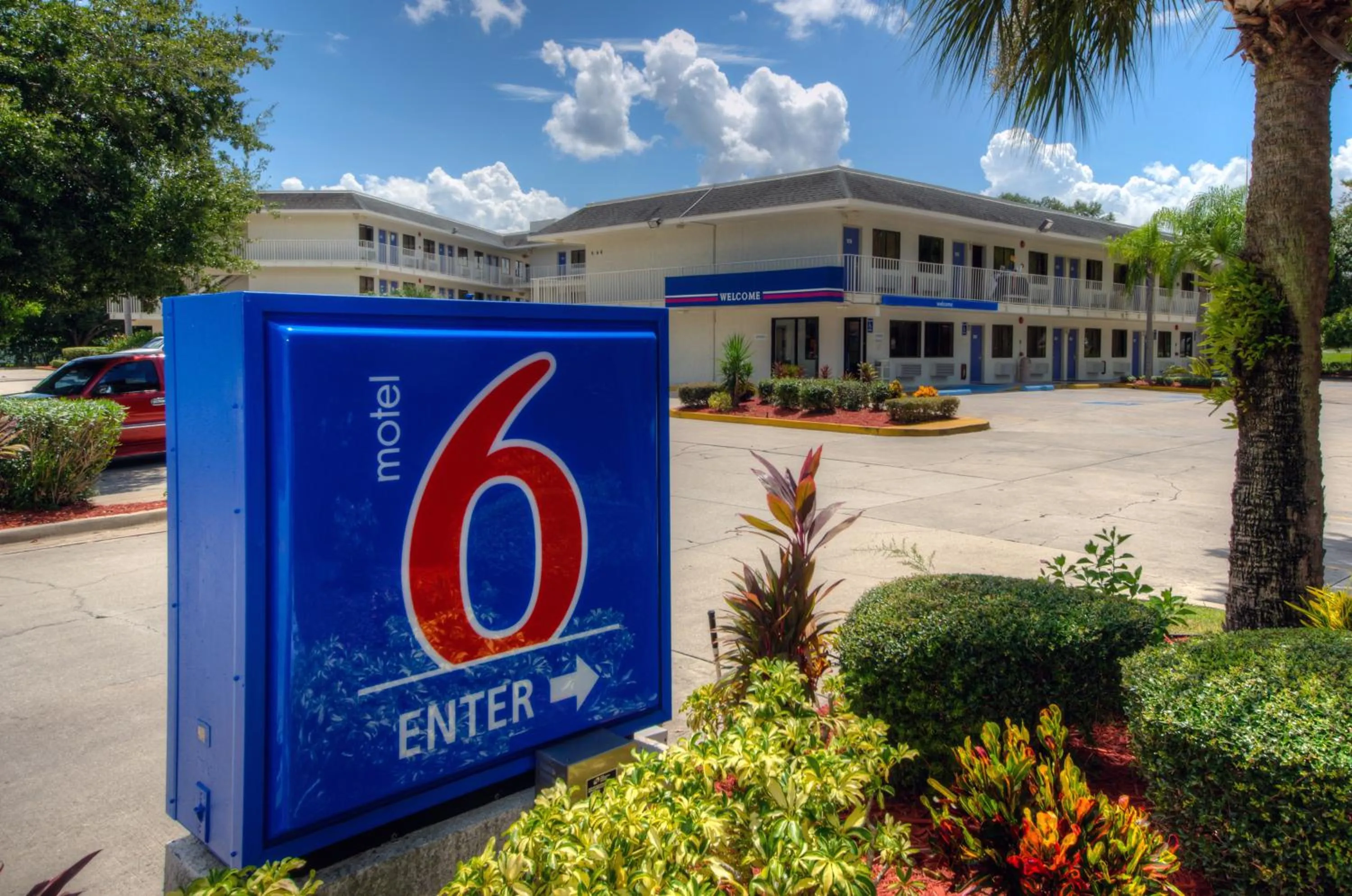 Facade/entrance in Motel 6-Bradenton, FL