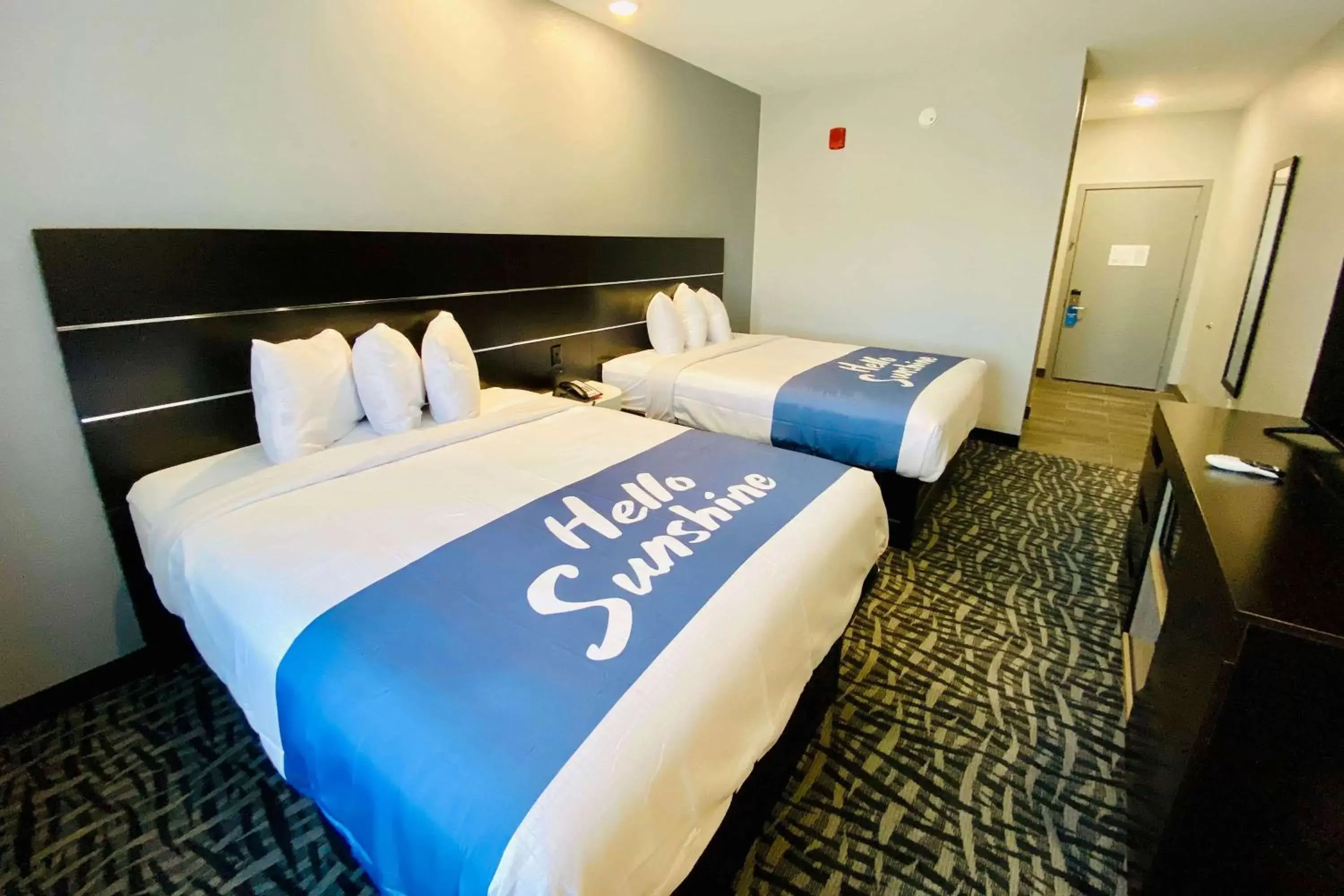 Photo of the whole room, Bed in Days Inn & Suites by Wyndham Horn Lake - Memphis Graceland