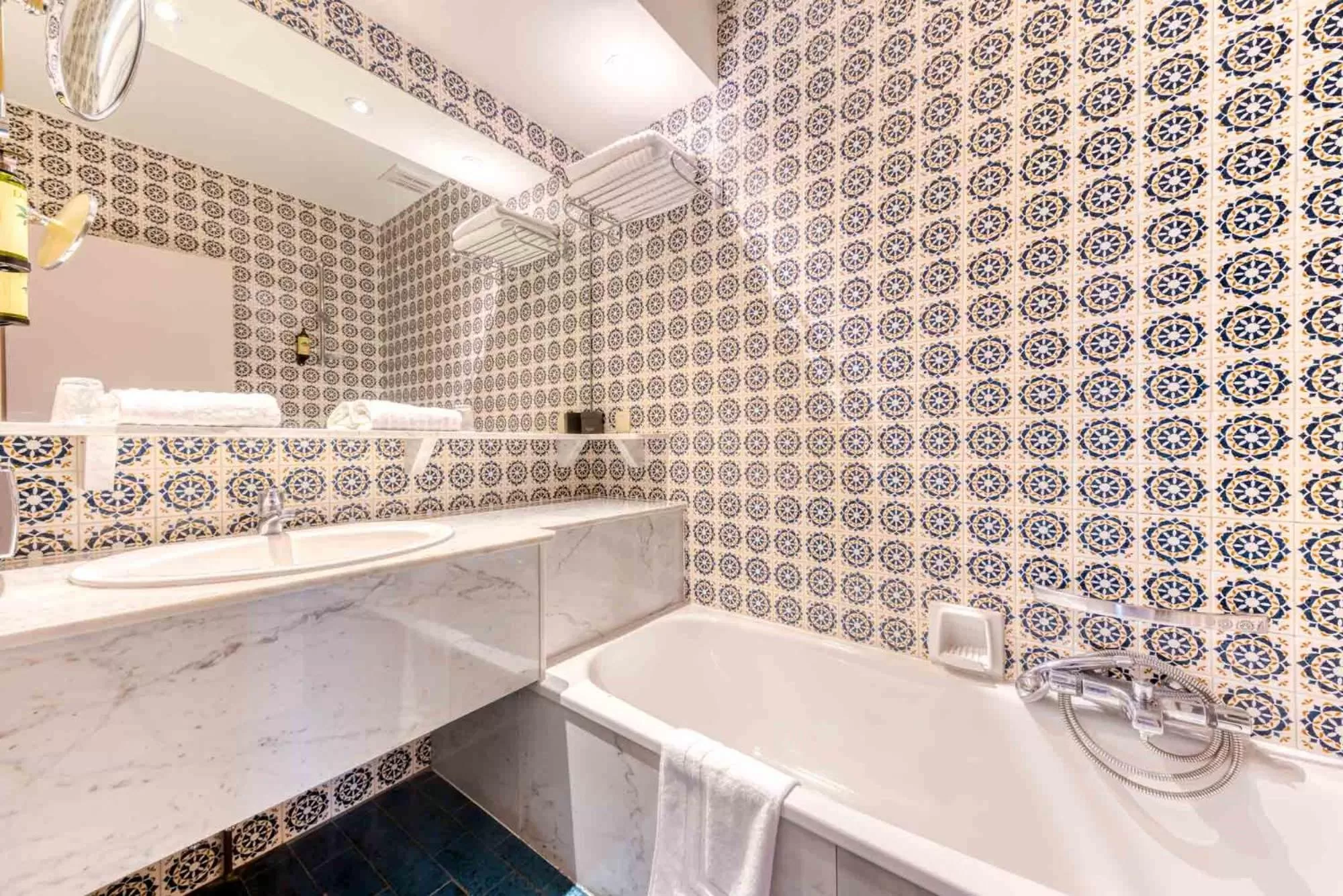 Shower in Hôtel Imperi'Ale