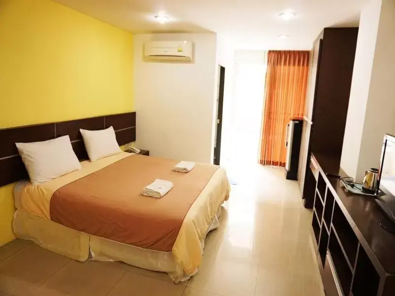 Photo of the whole room, Bed in Diamond Bangkok Apartment
