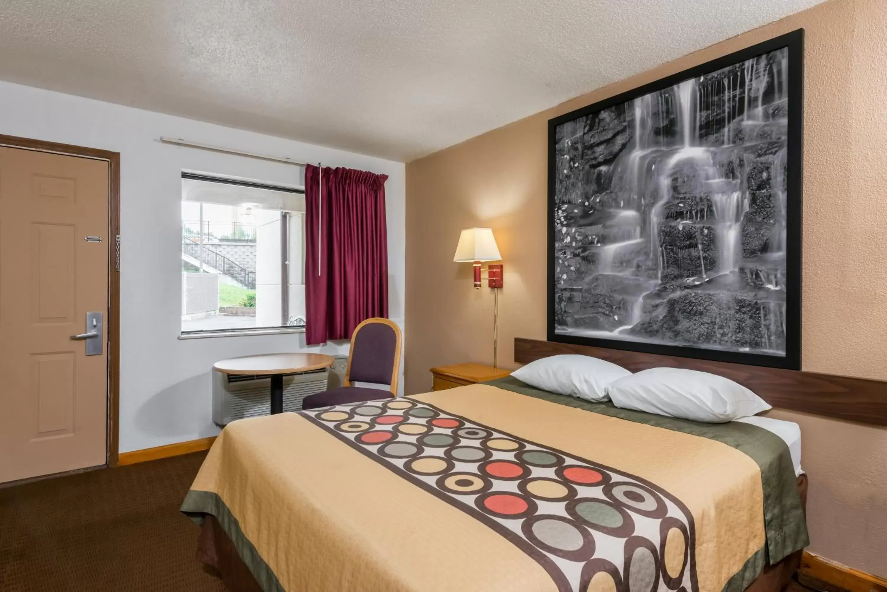Photo of the whole room, Bed in Super 8 by Wyndham Bridgeport/Clarksburg Area