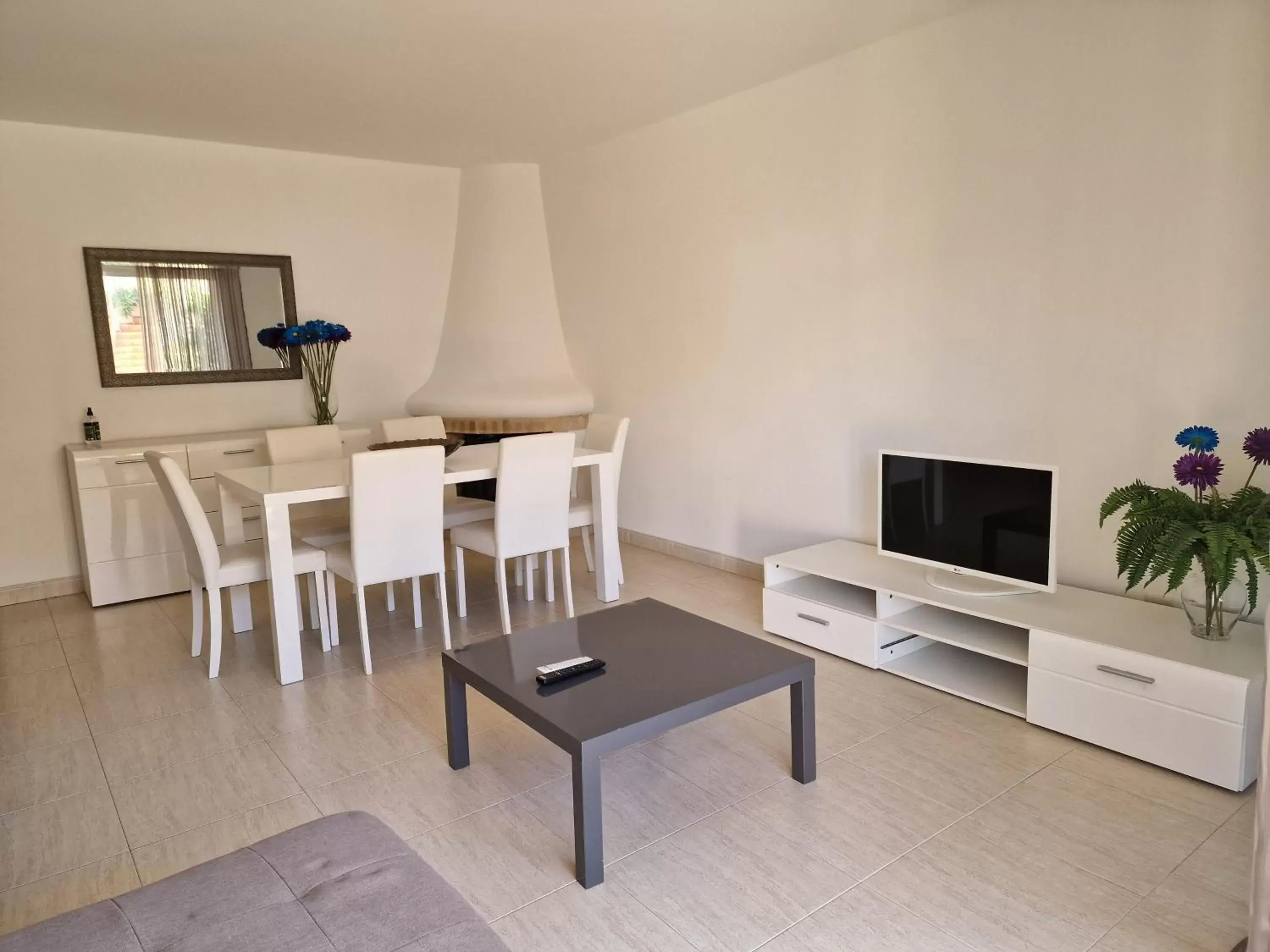 Communal lounge/ TV room, Seating Area in Apartamentos Mar-Sol Villas