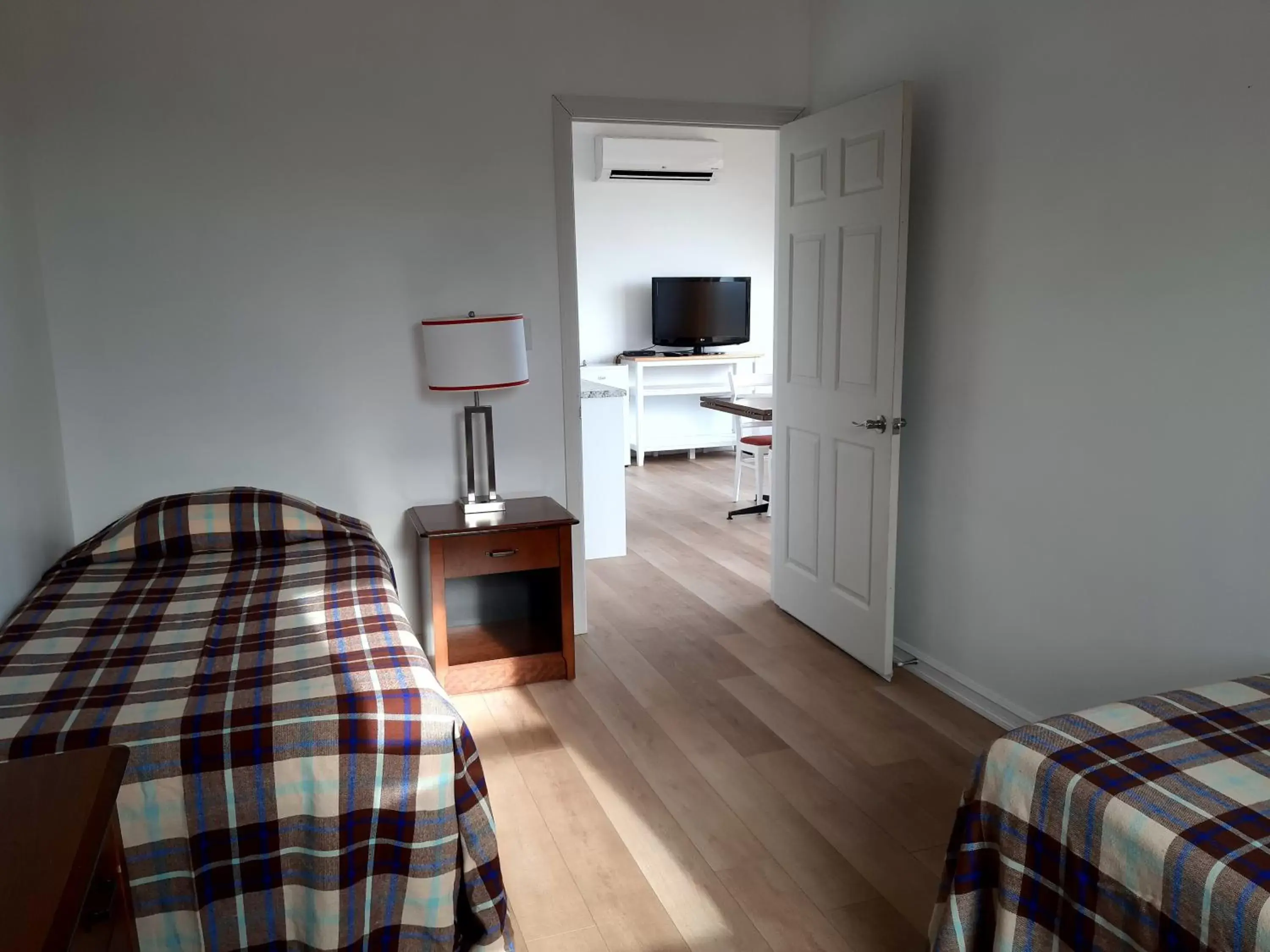 Bedroom, Seating Area in Balmoral Motel