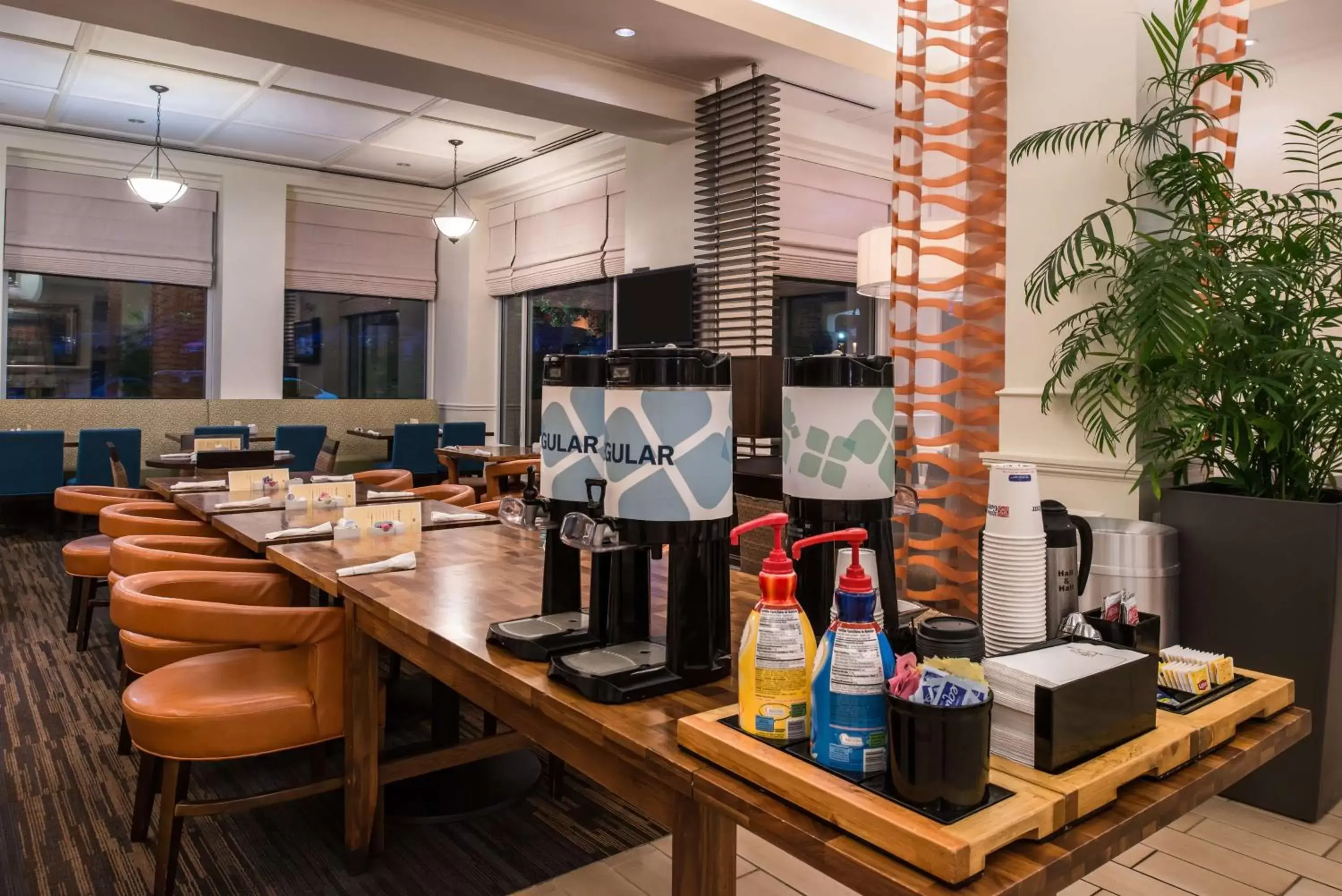 Dining area in Hilton Garden Inn White Marsh