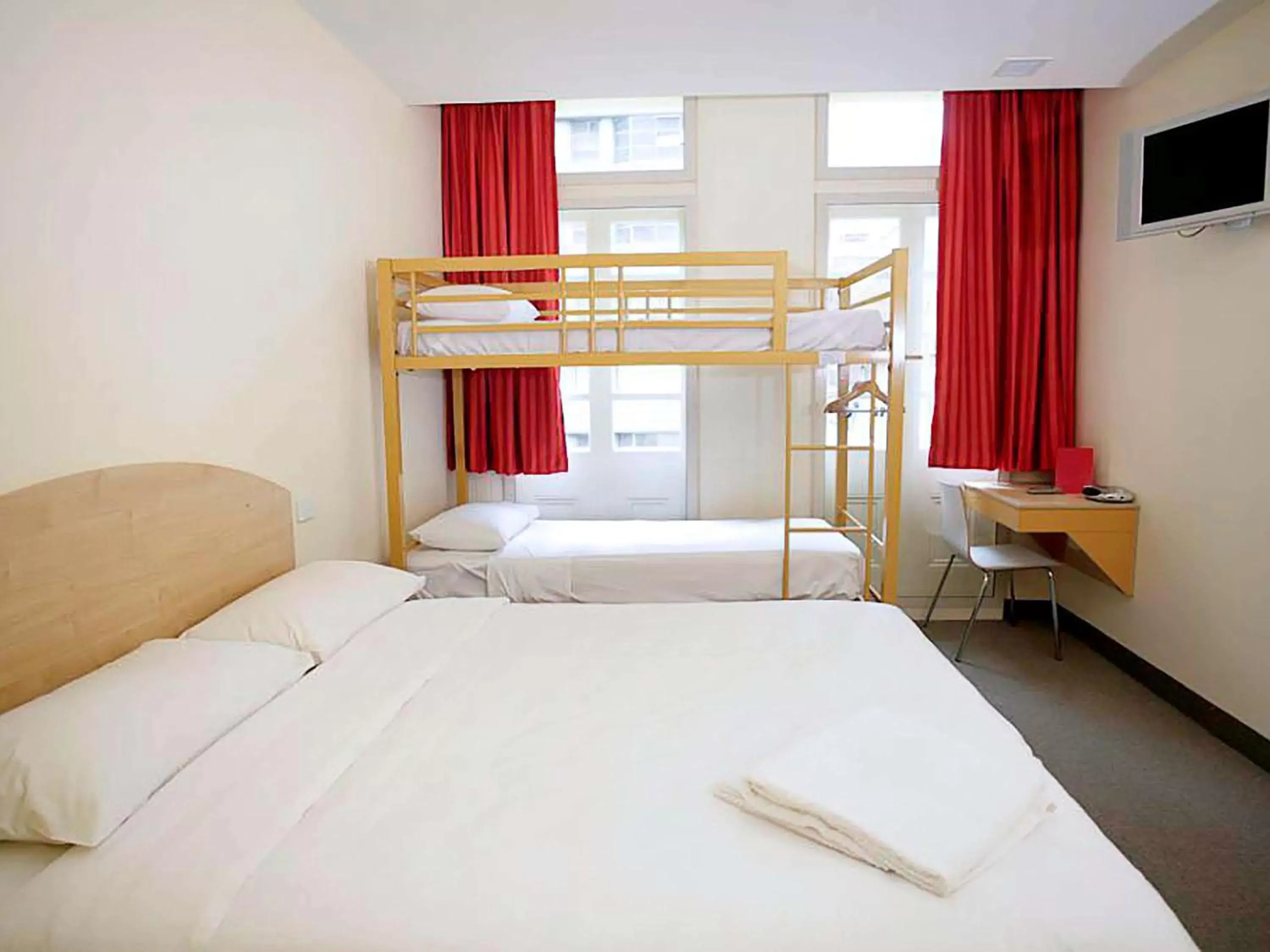 Photo of the whole room, Bunk Bed in ibis Budget - Melbourne CBD