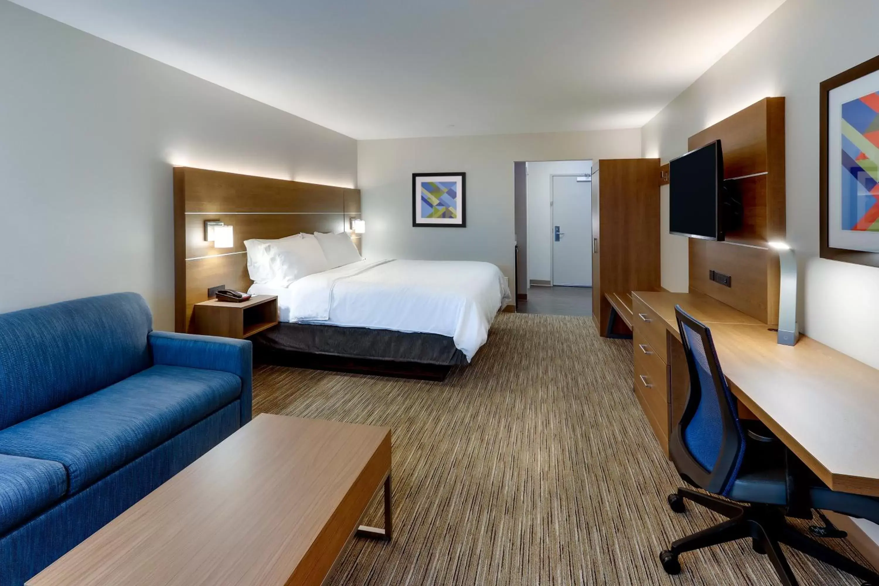Communal lounge/ TV room, Bed in Holiday Inn Express & Suites - Middletown - Goshen by IHG Communal lounge/ TV room, Bed in Holiday Inn Express & Suites - Middletown - Goshen by IHG