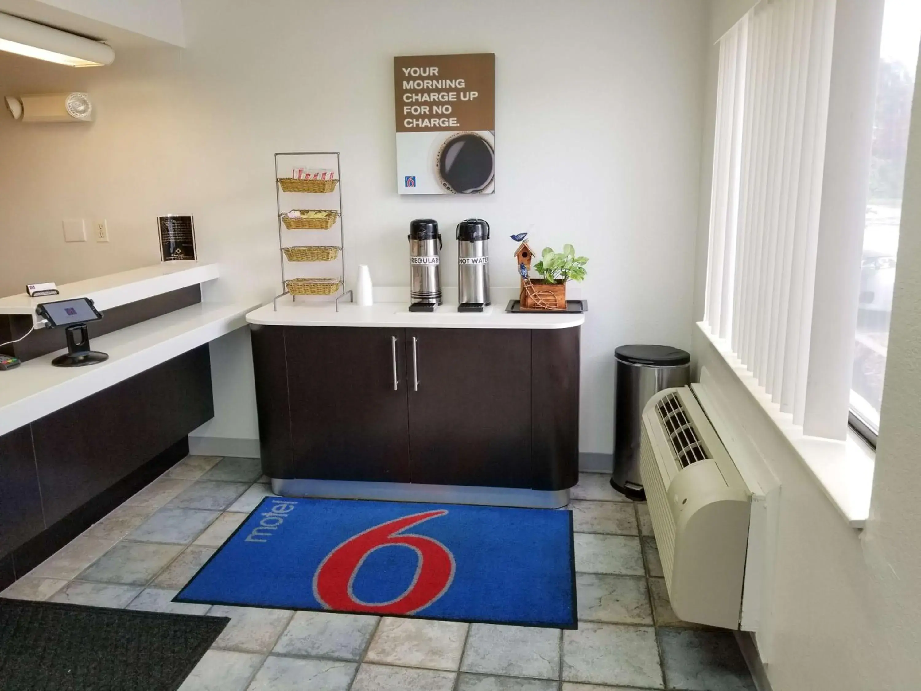 Coffee/tea facilities, Kitchen/Kitchenette in Motel 6-Normal, IL - Bloomington Area