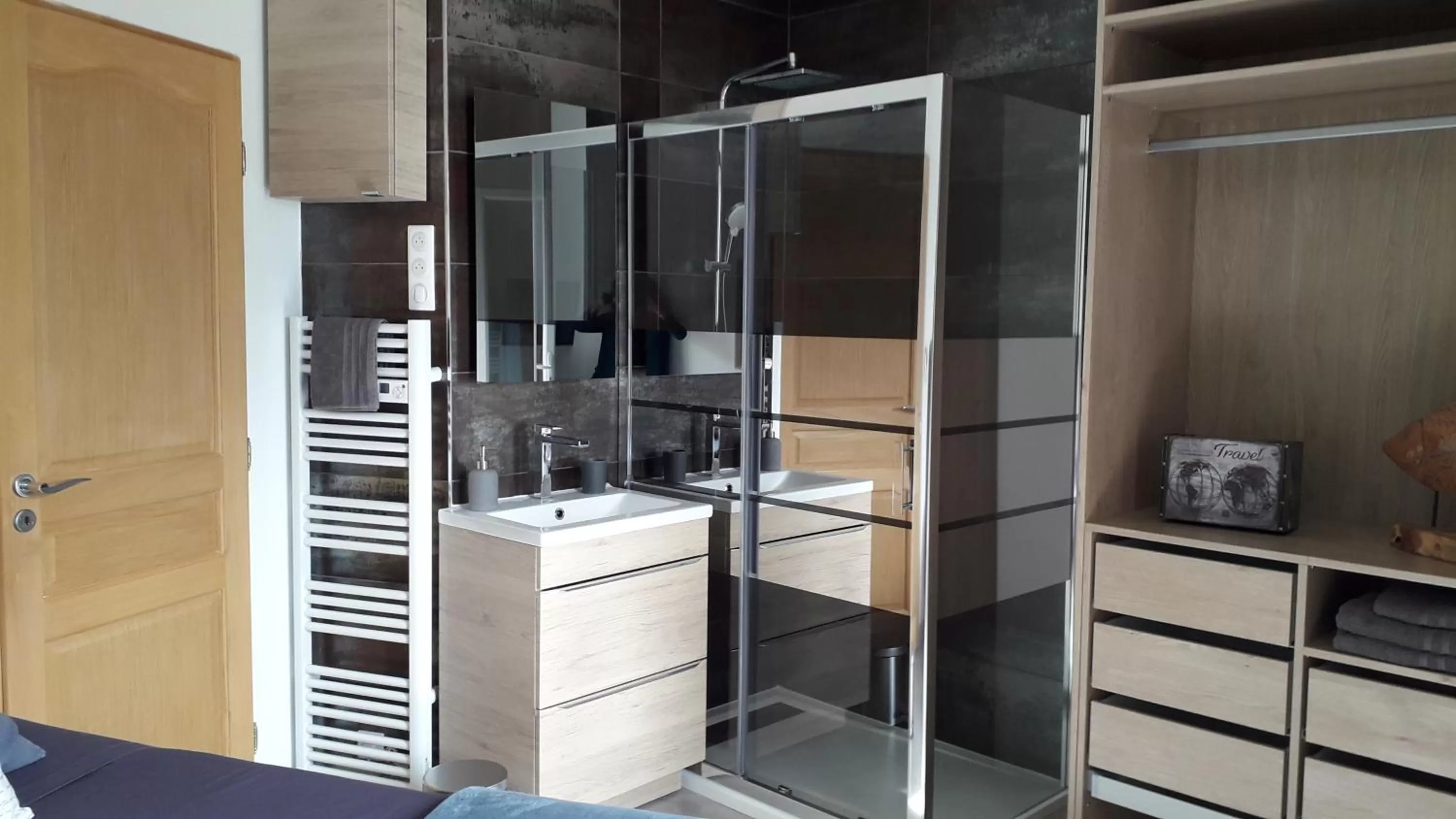 Photo of the whole room in La Villa Provençale