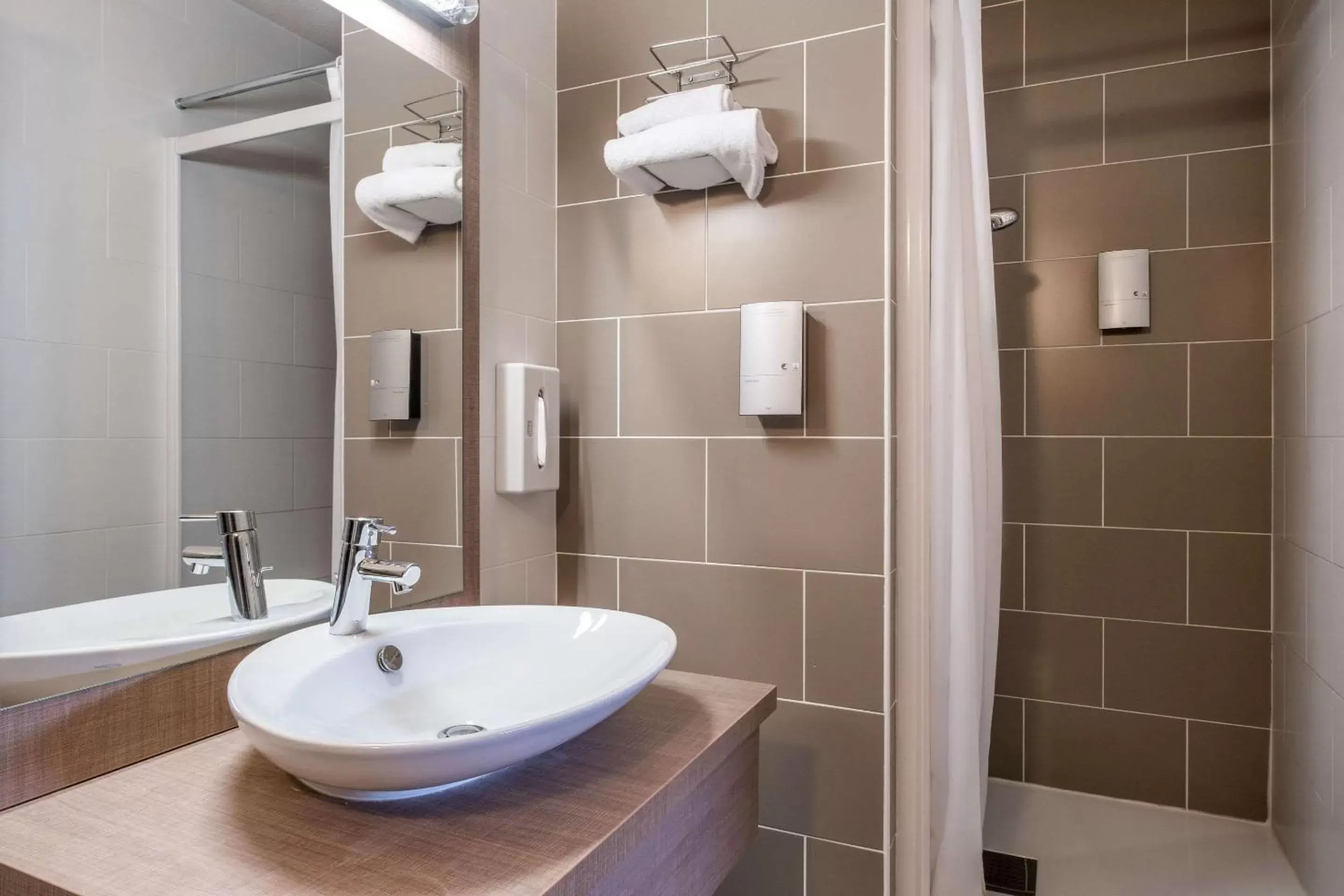 Bathroom in Comfort Hotel Linas - Montlhery