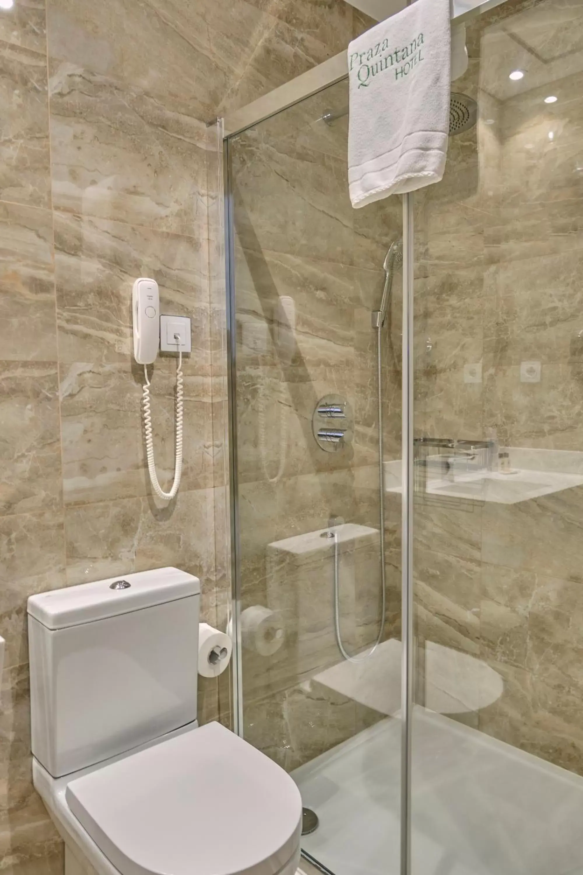 Shower, Bathroom in Hotel Praza Quintana