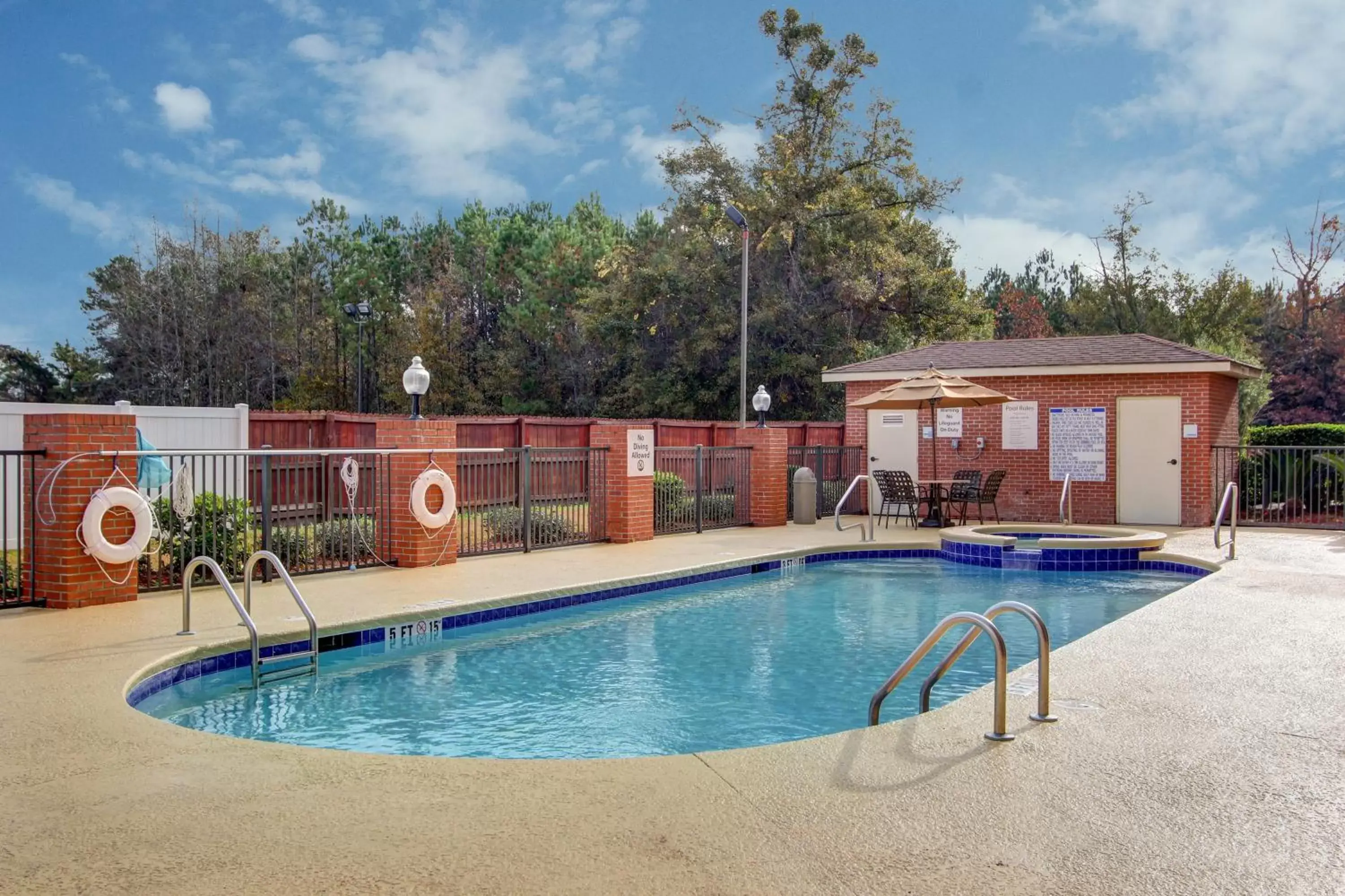 Swimming Pool in Holiday Inn Express Savannah South I-95 Richmond Hill, an IHG Hotel