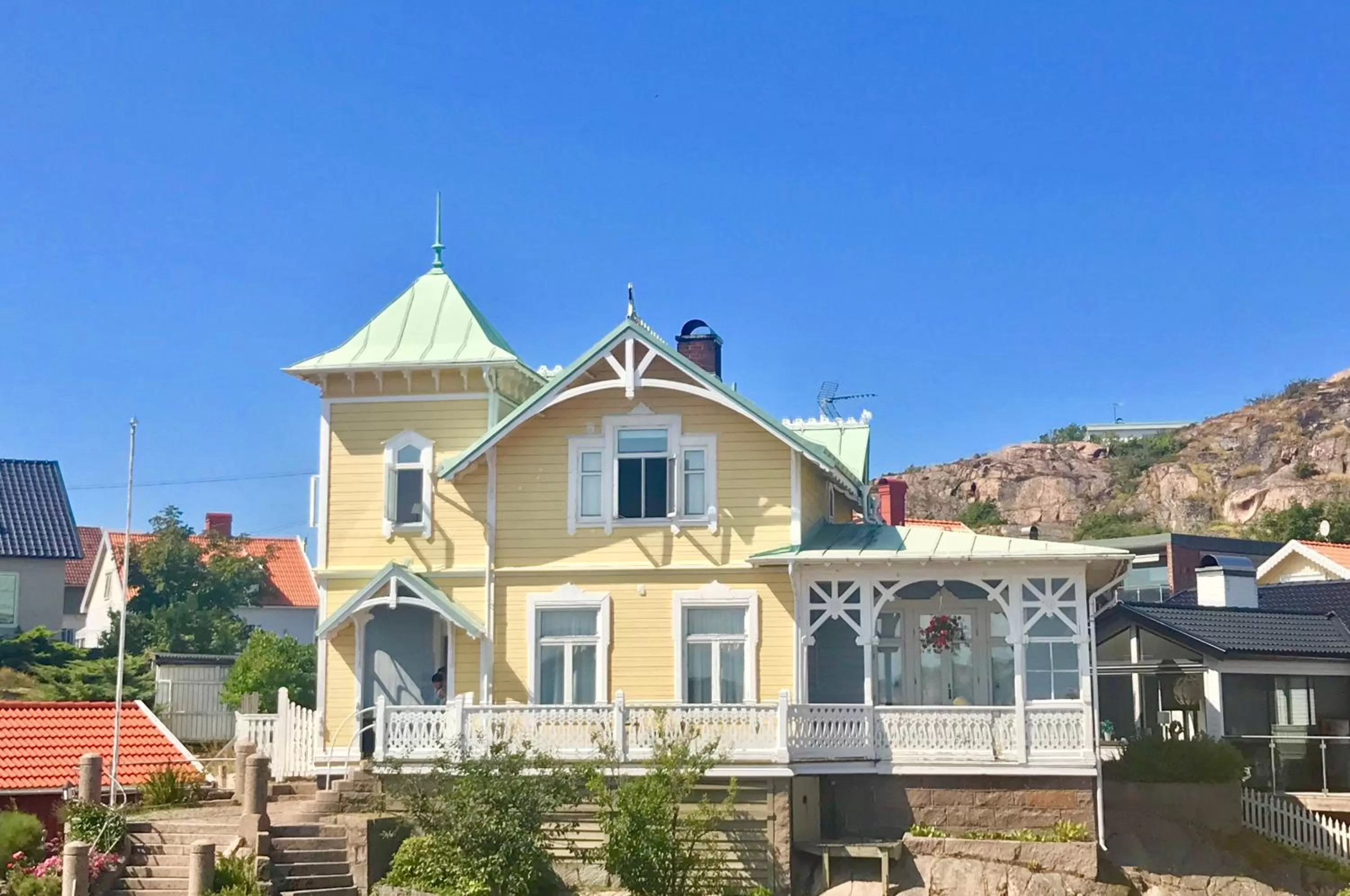 Property building in Strandflickornas Annex Gula Villan