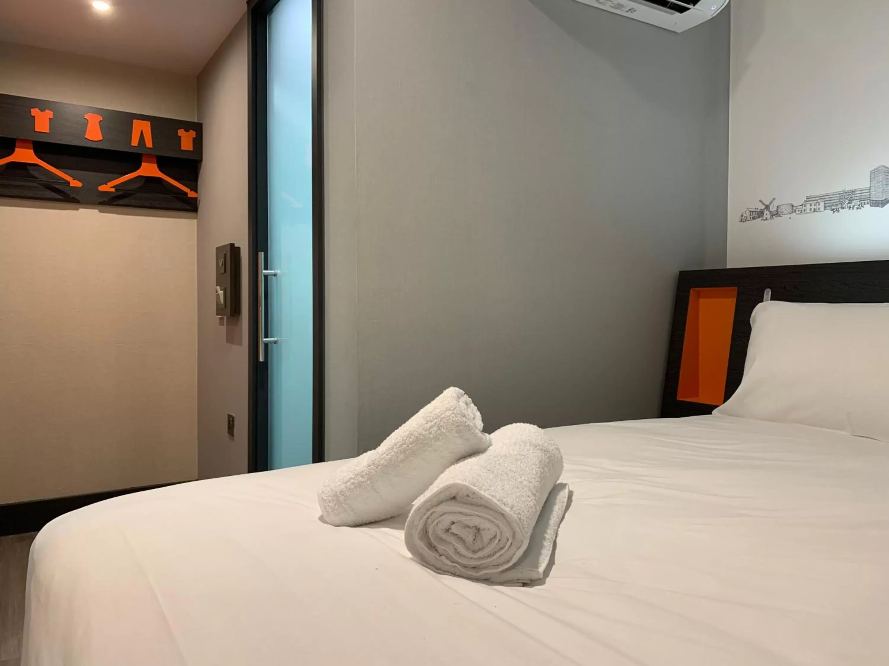 Bedroom, Bed in easyHotel Milton Keynes