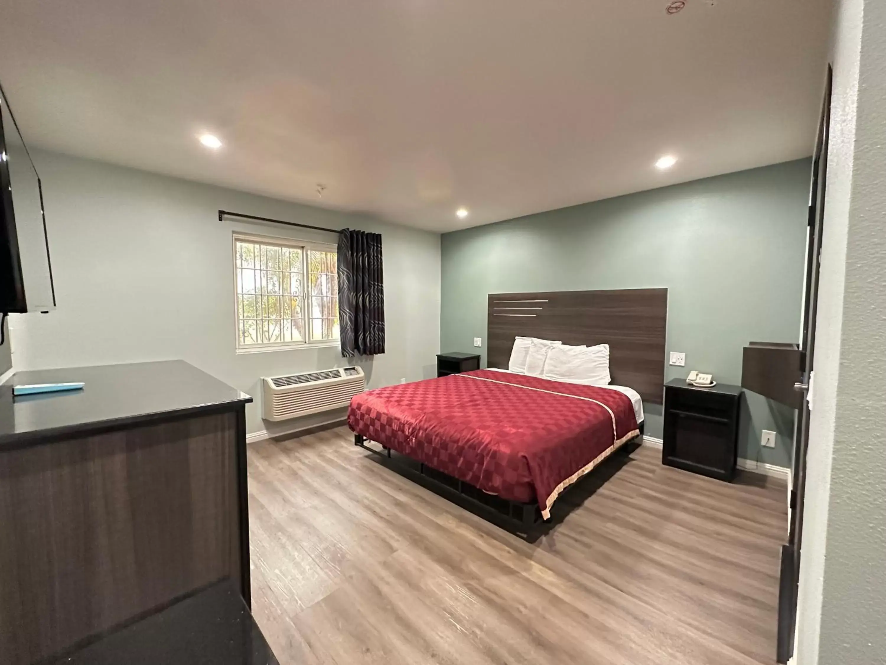 King Room with Bath Tub - Mobility/Hearing Accessible - Non-Smoking in Express Inn & Suites Ontario Airport King Room with Bath Tub - Mobility/Hearing Accessible - Non-Smoking in Express Inn & Suites Ontario Airport