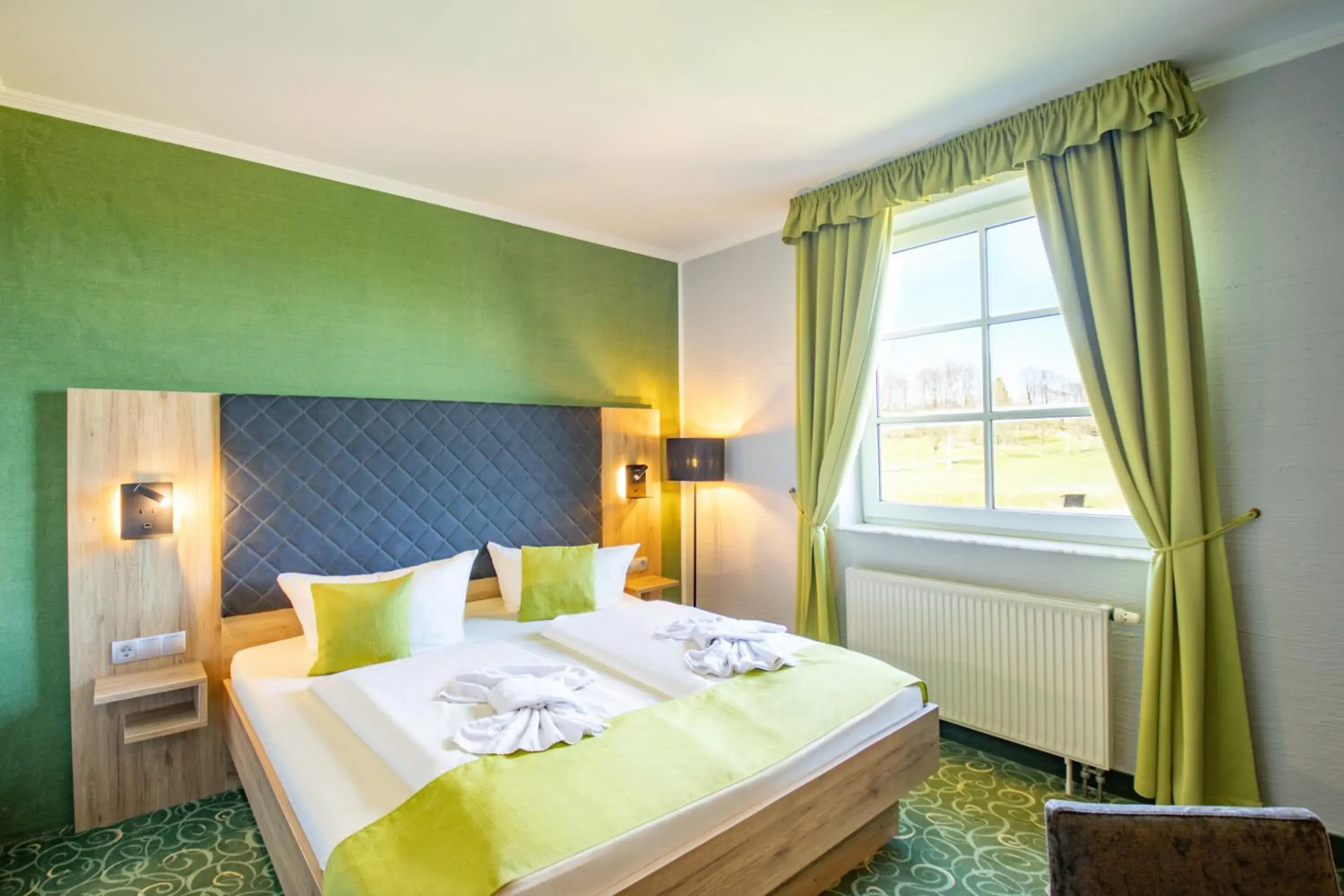 room service, Bed in Panorama Berghotel Wettiner Hohe