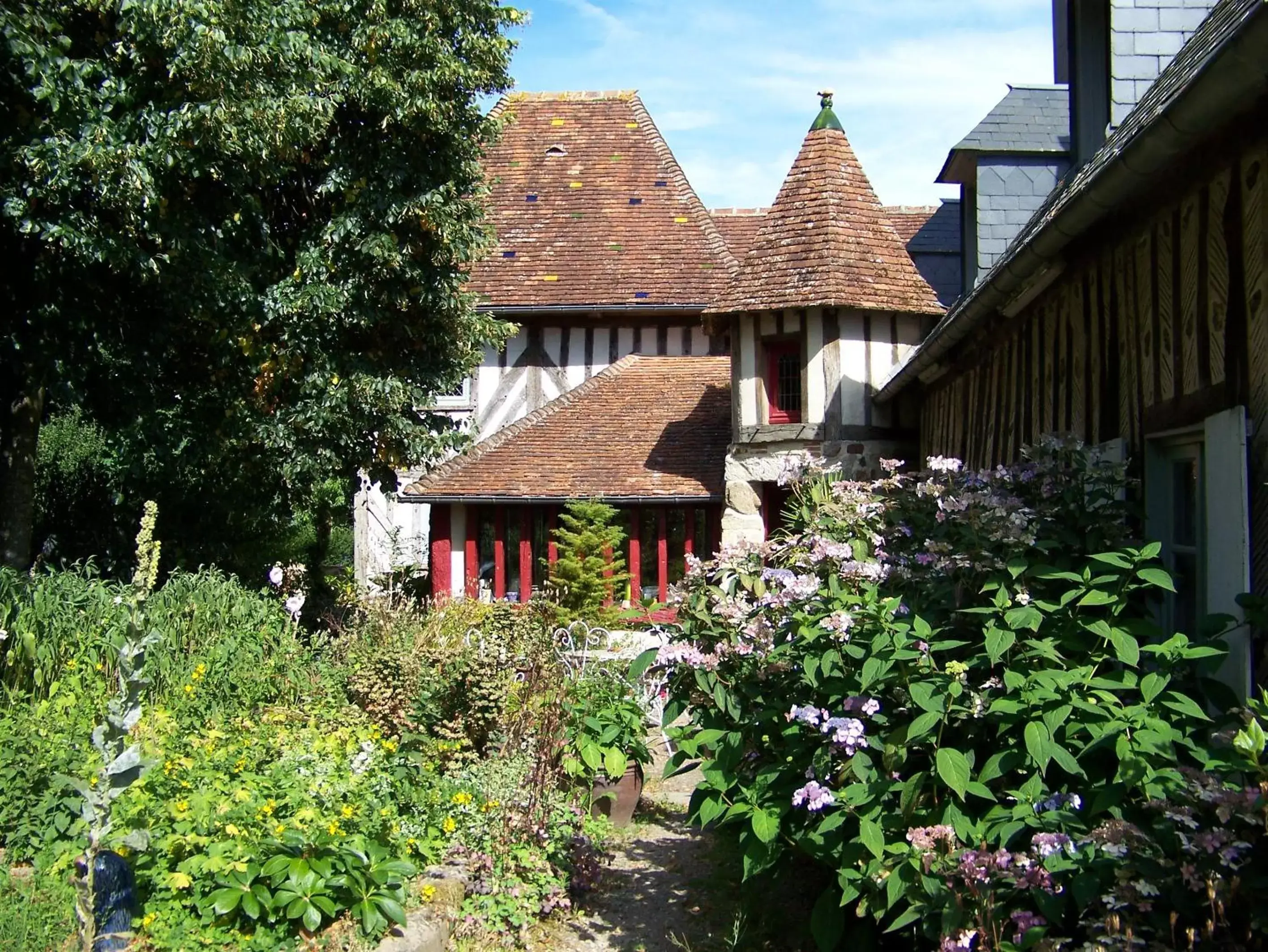 Property Building in Le Pommenial de la Hérissonnière