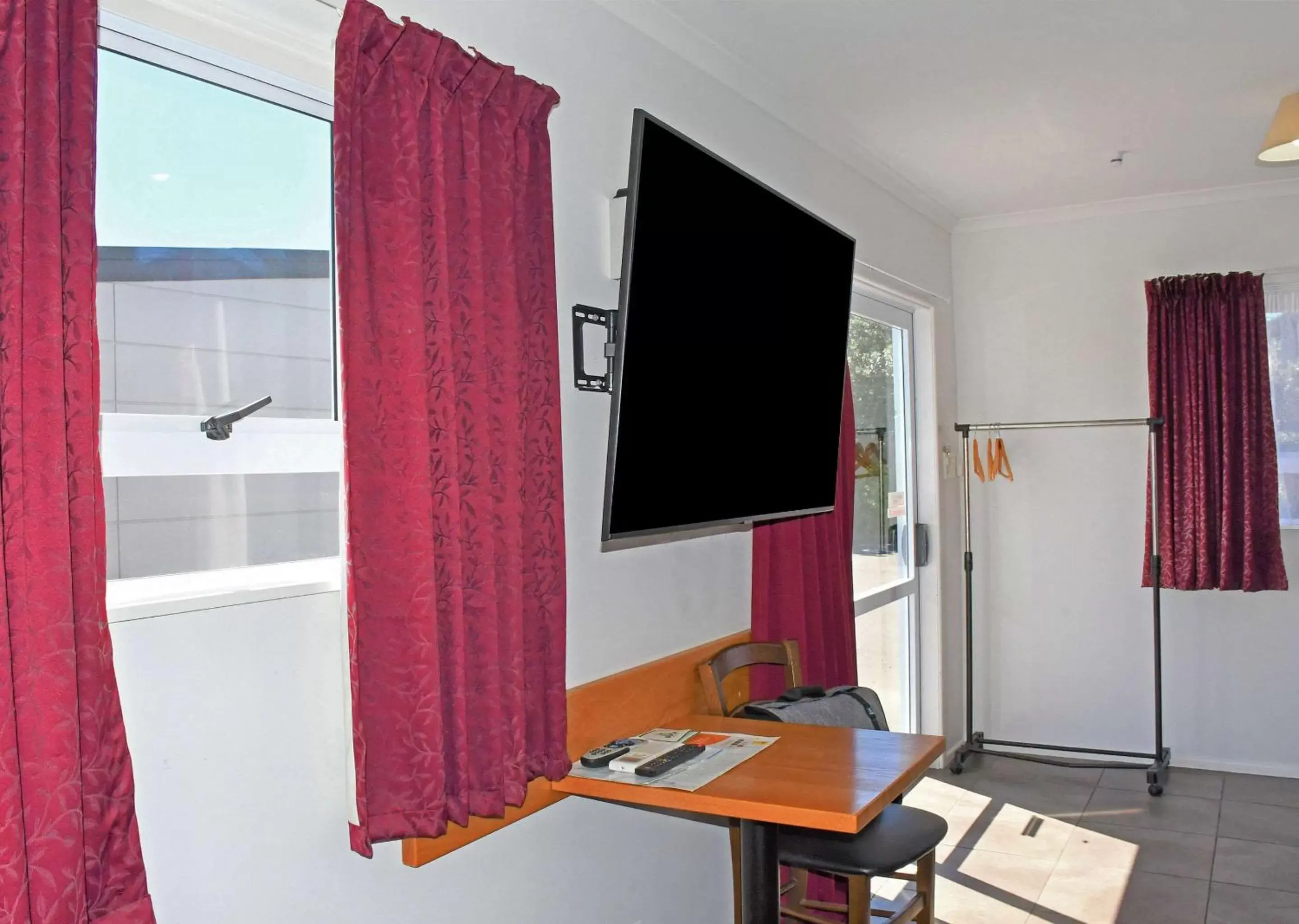 Photo of the whole room, TV/Entertainment Center in Comfort Inn Westshore Beach