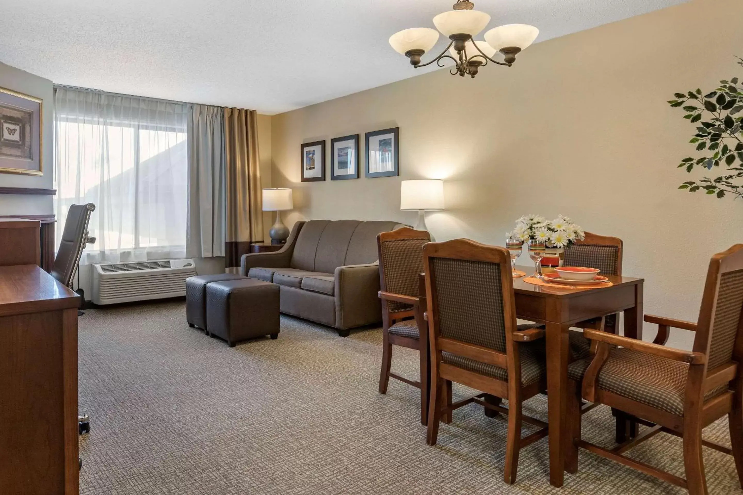 Photo of the whole room, Seating Area in Comfort Suites Grandville