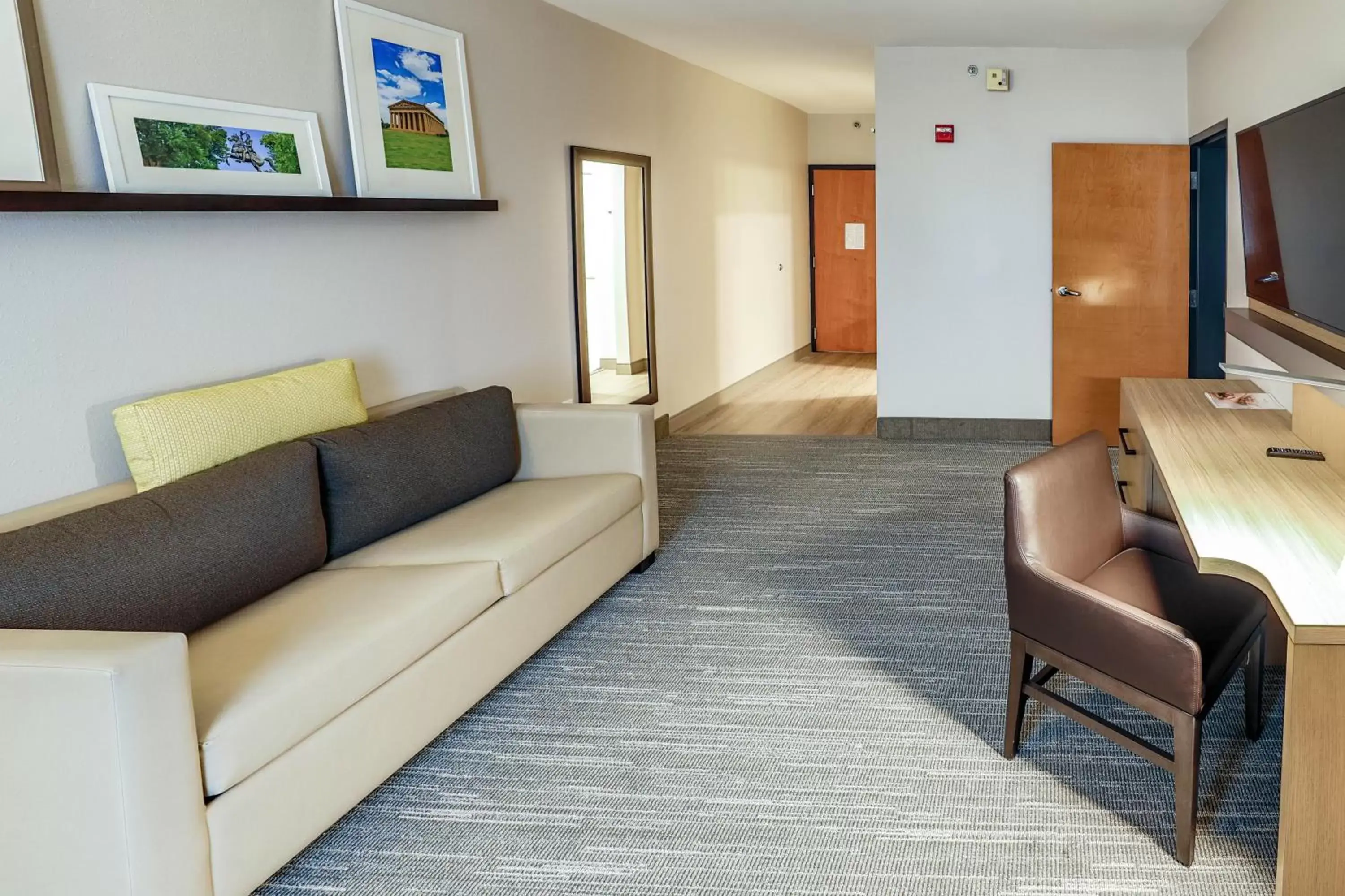 Seating Area in Country Inn & Suites by Radisson, Nashville Airport, TN