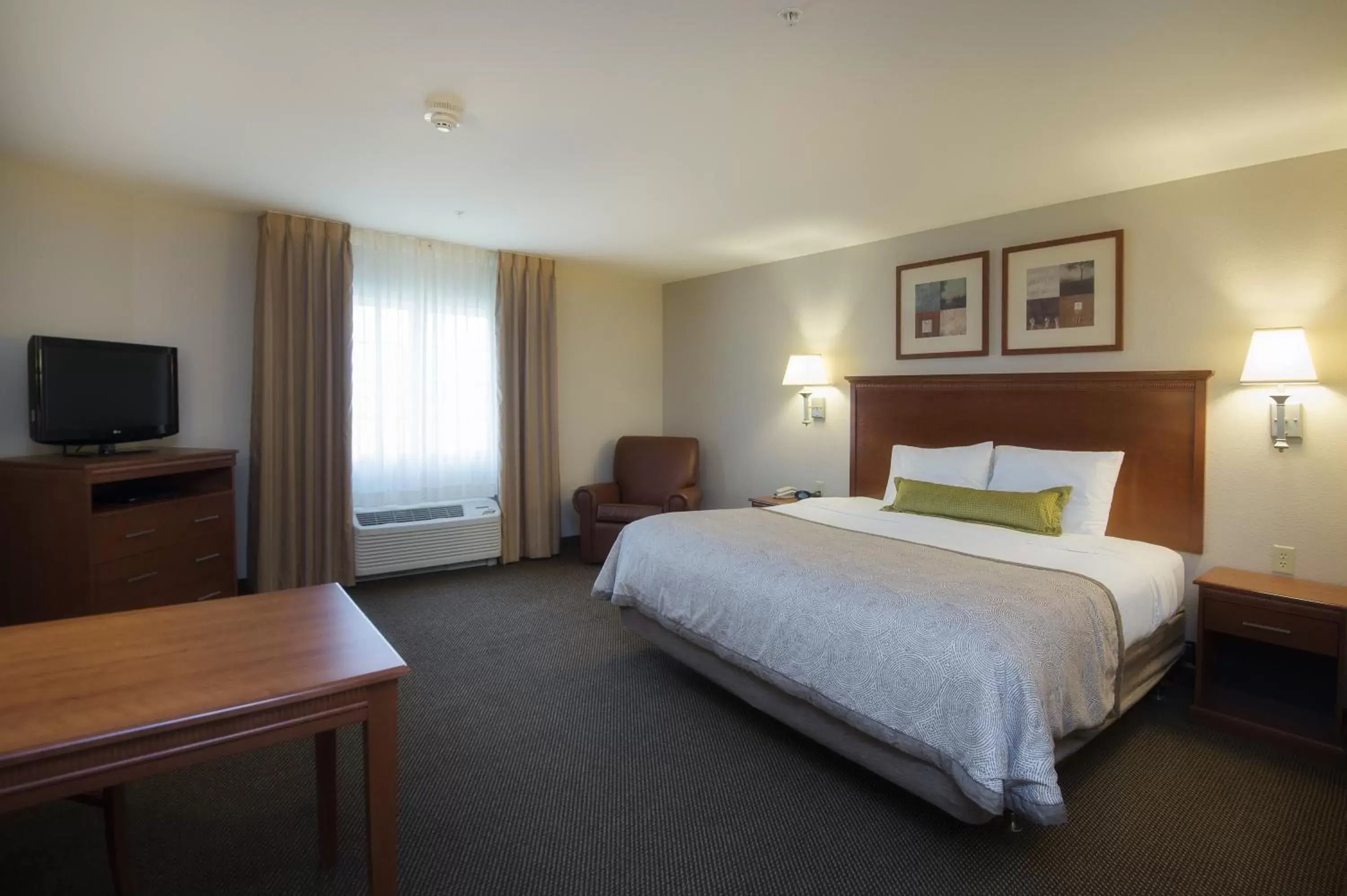Photo of the whole room, Bed in Candlewood Suites Fort Worth West, an IHG Hotel