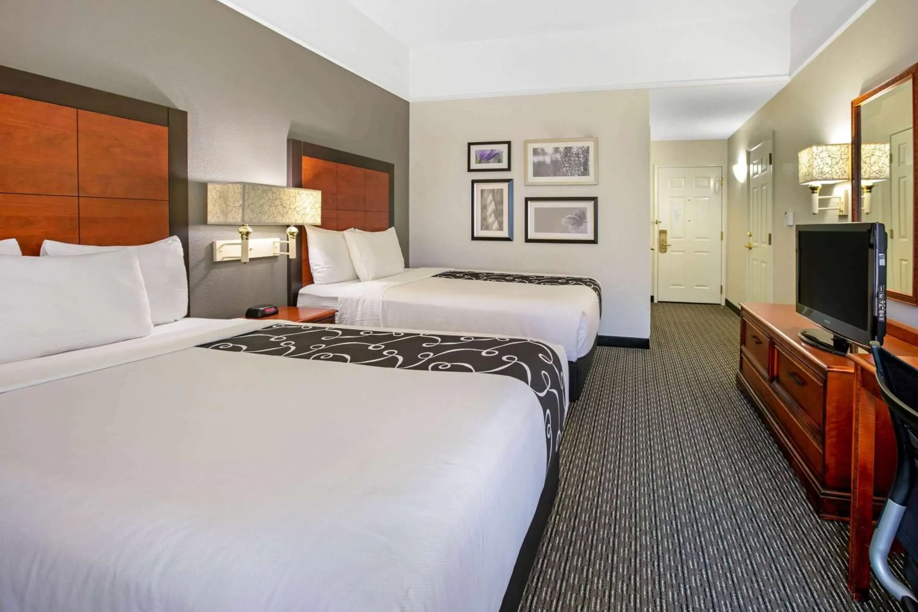 Photo of the whole room, Bed in La Quinta by Wyndham DFW Airport South / Irving