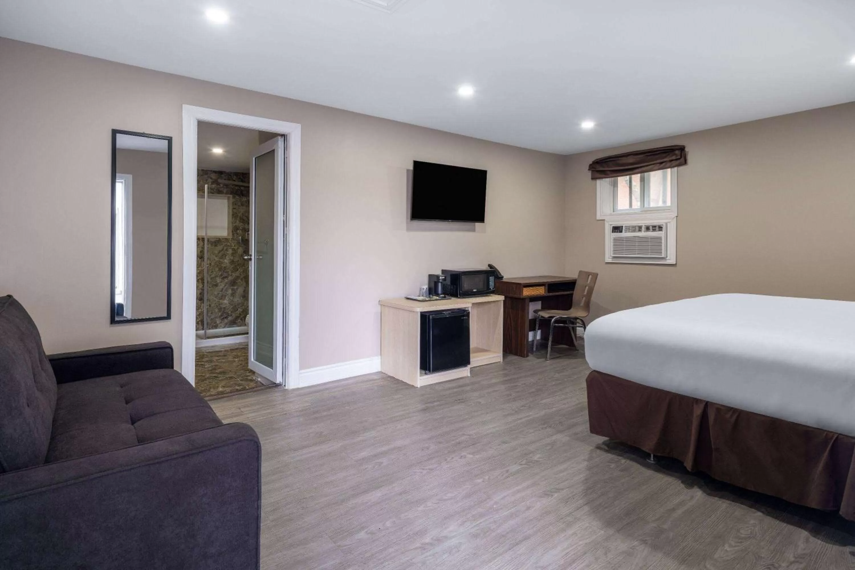 Photo of the whole room in Super 8 by Wyndham Niagara Falls ON