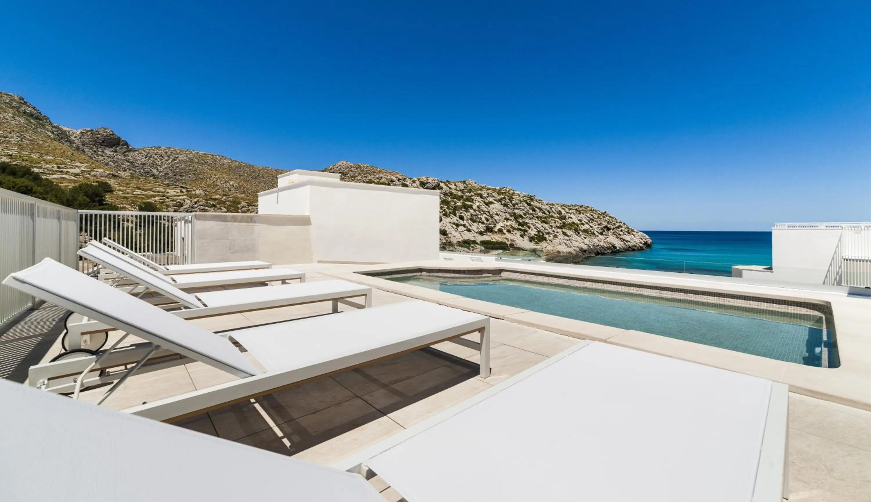 Swimming pool in Hoposa Niu