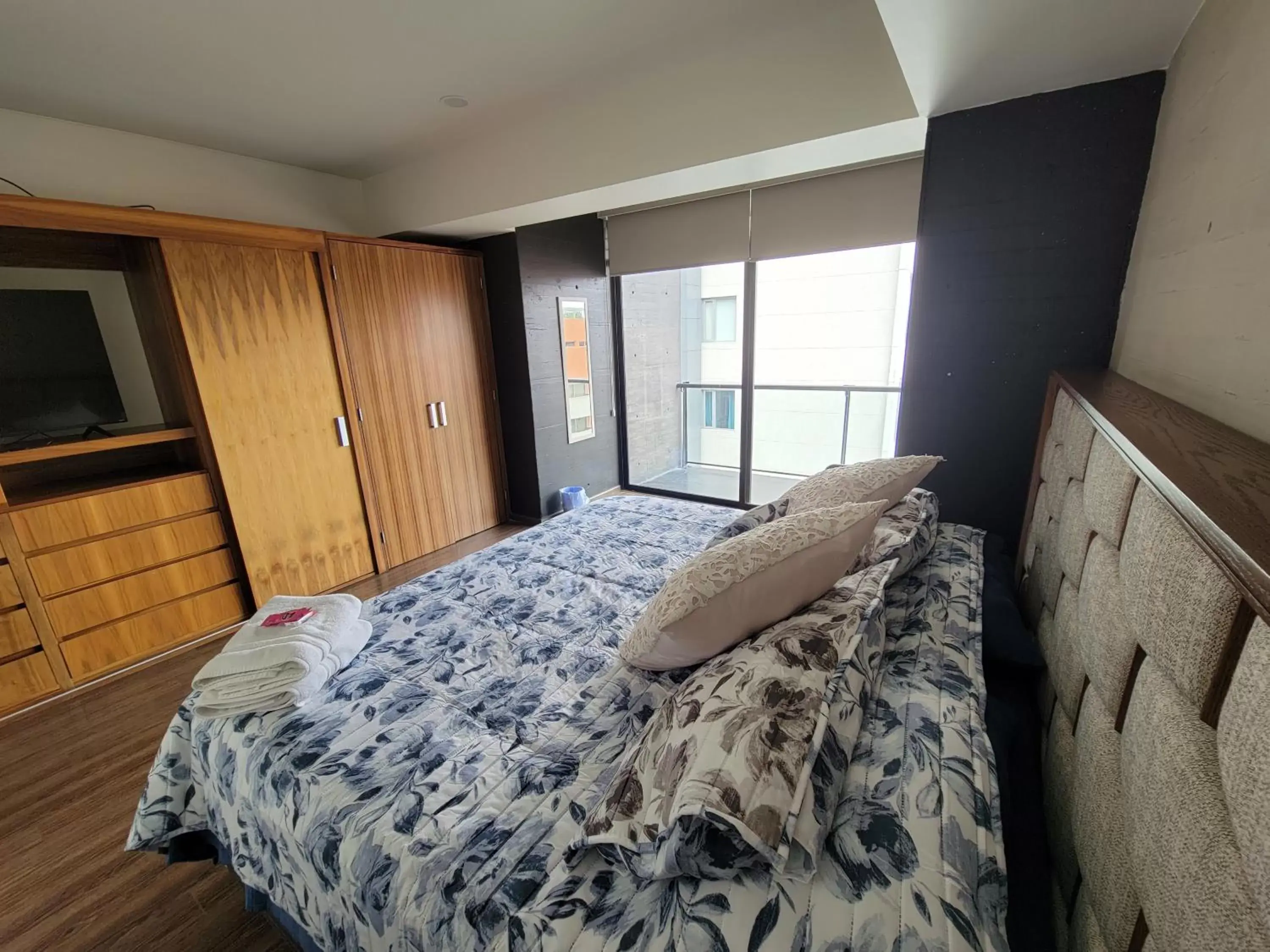 Bed in Chicago 99 Condo Suites