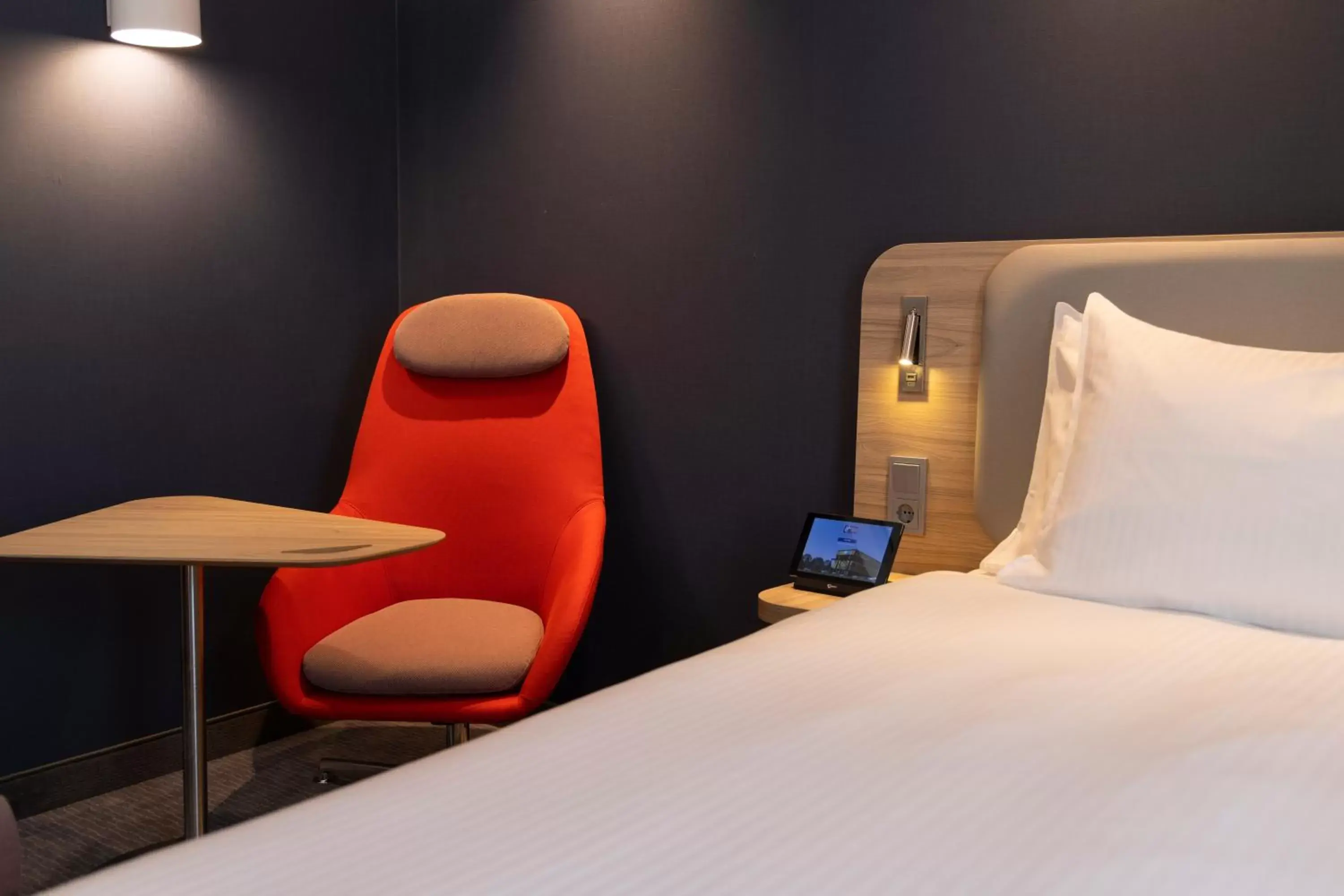 Bedroom, Bed in Holiday Inn Express & Suites - Deventer, an IHG Hotel