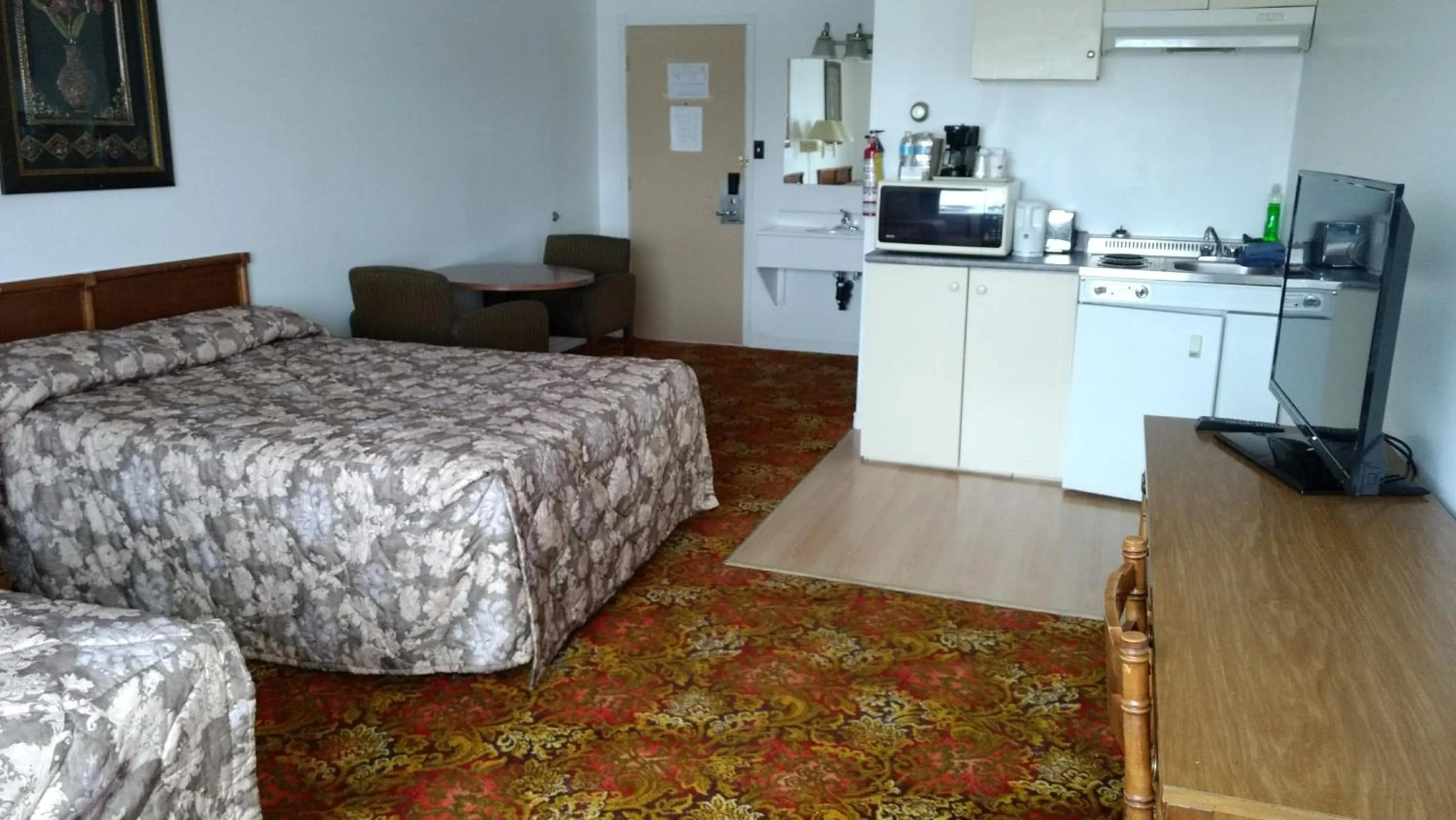 Kitchen or kitchenette, Bed in Travel Inn Hearst