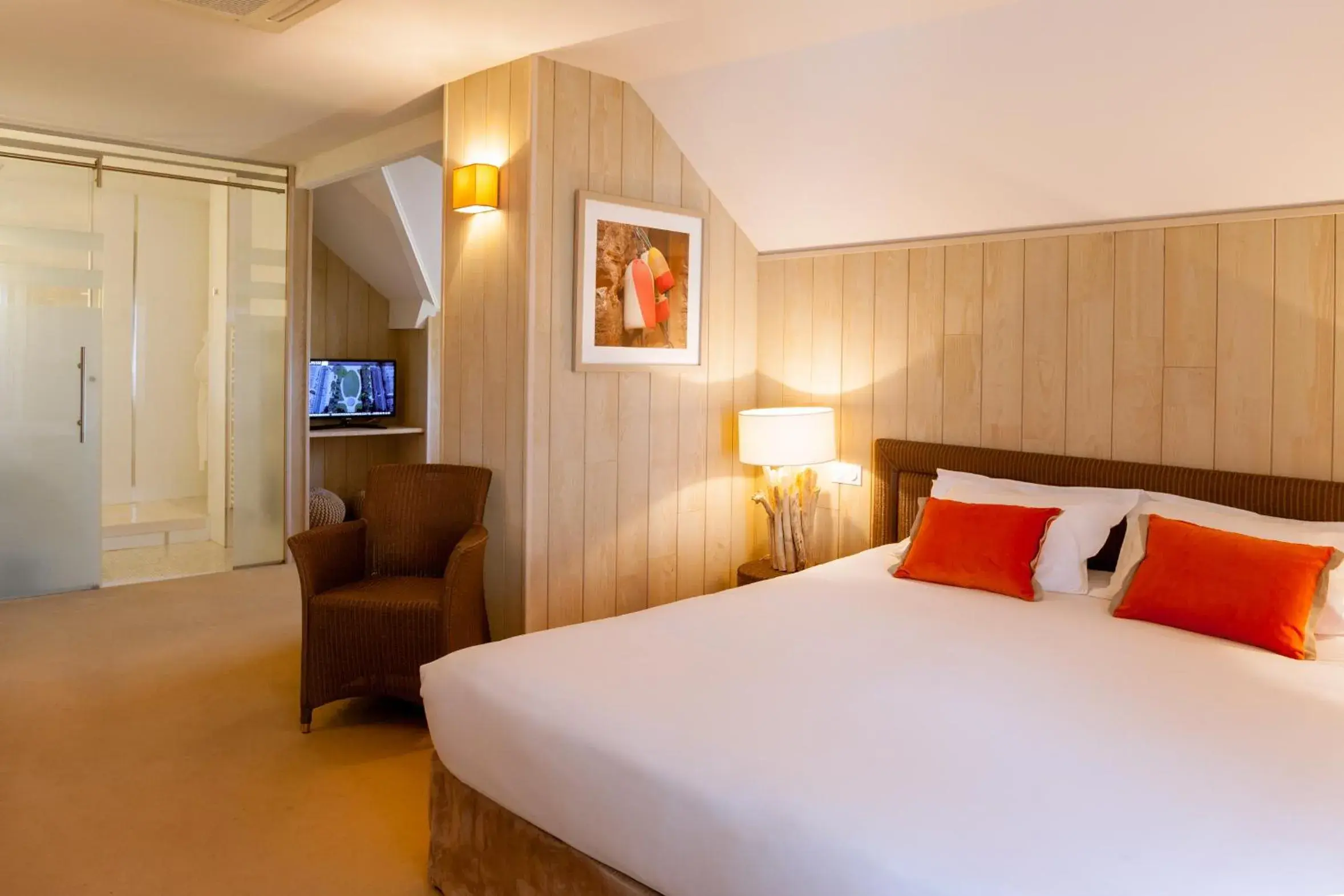 Bedroom, Bed in Hôtel de La Plage by Inwood Hotels