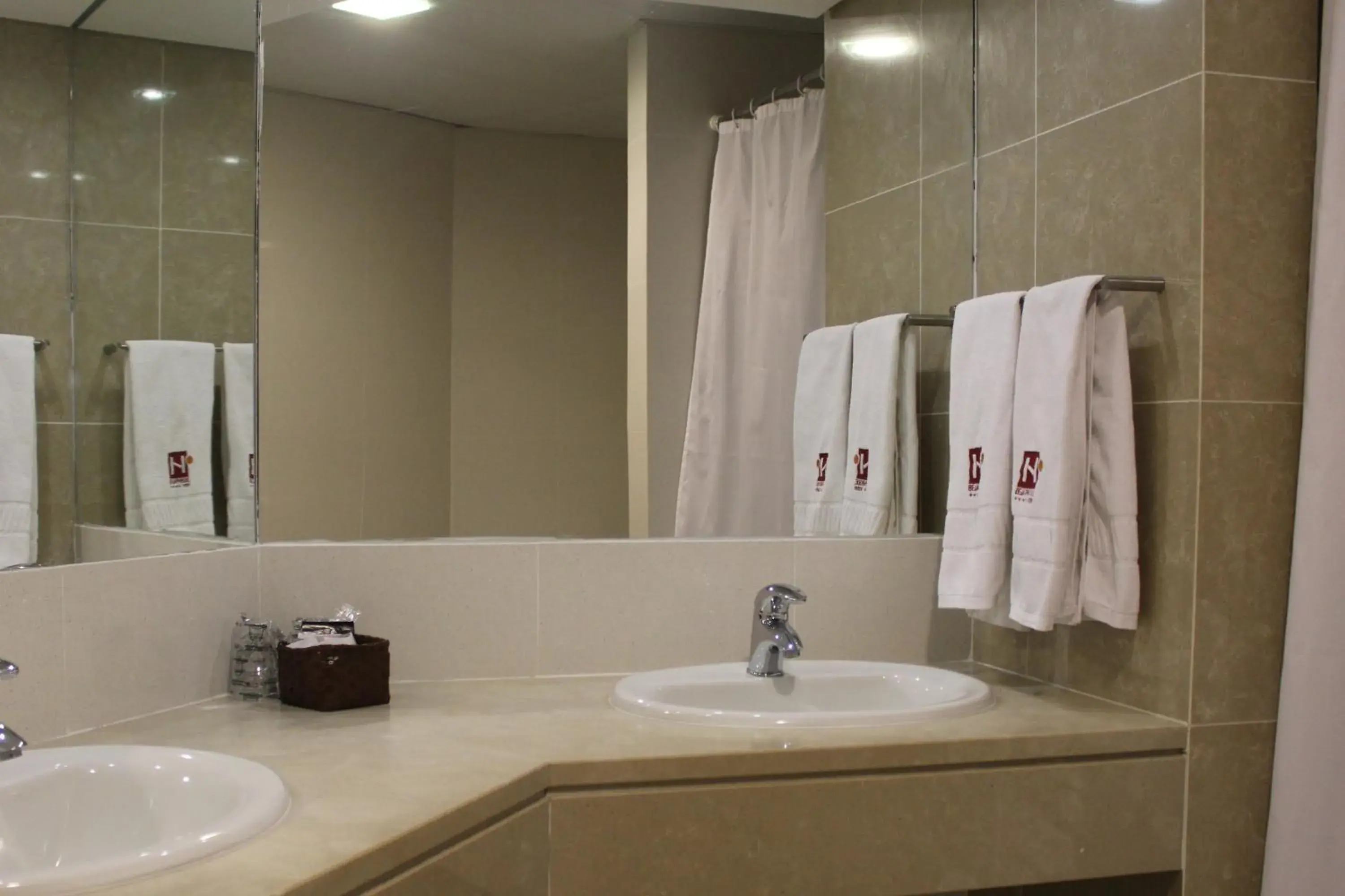 Bathroom in BejaParque Hotel