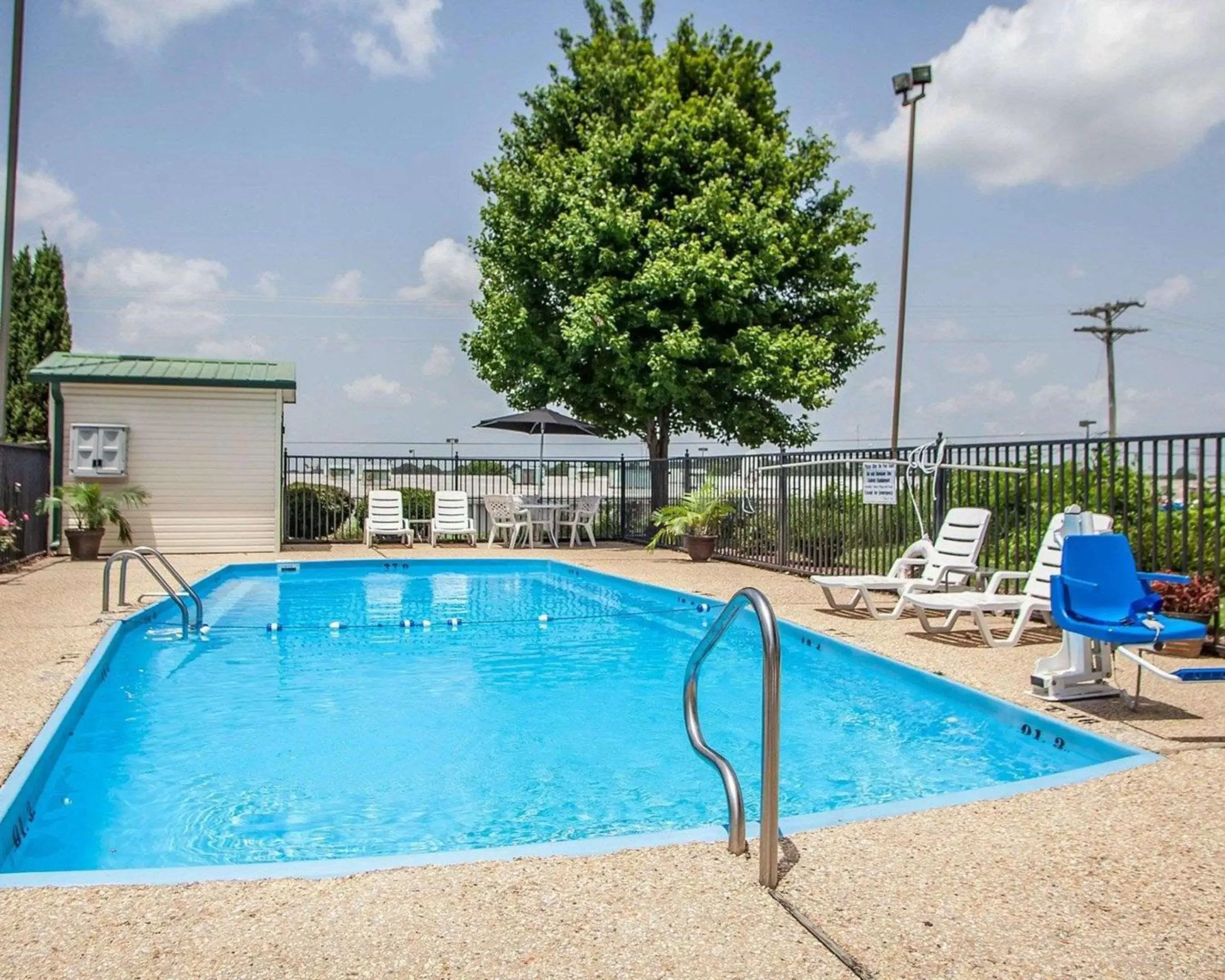 On site, Swimming Pool in Quality Inn Florence Muscle Shoals