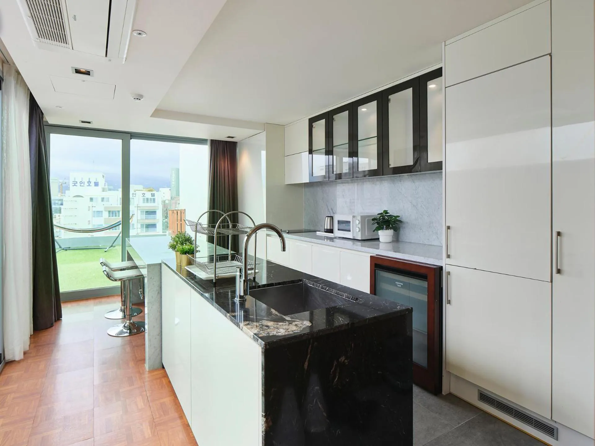 Kitchen or kitchenette in The Island Blue Hotel