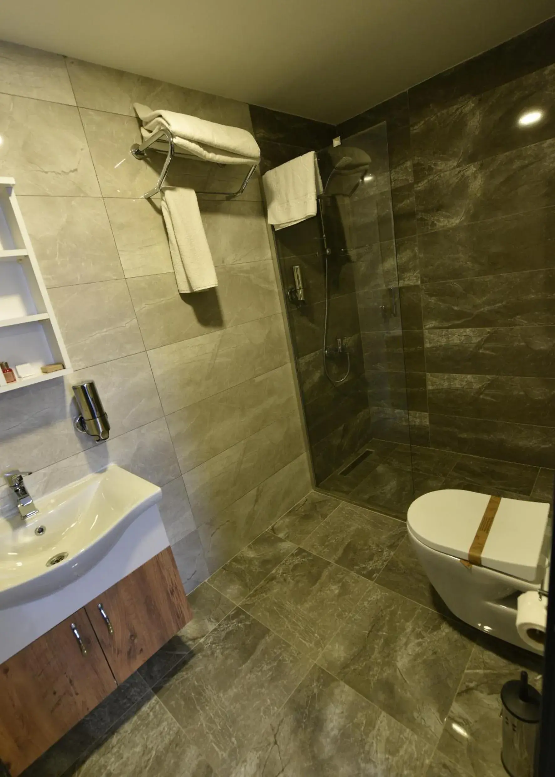 Shower, Bathroom in Sahil Hotel Pendik