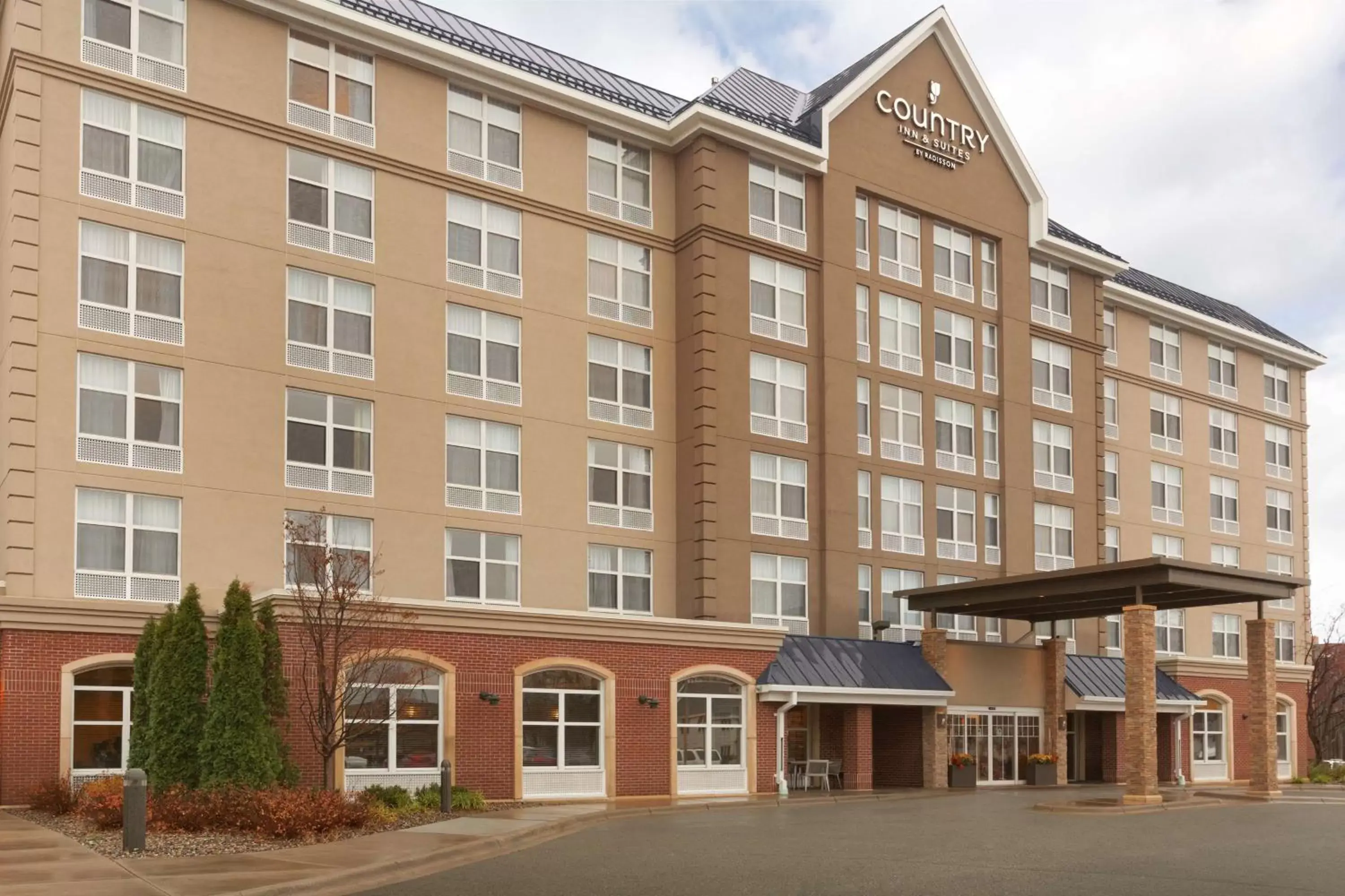 Property building in Country Inn & Suites by Radisson, Bloomington at Mall of America, MN
