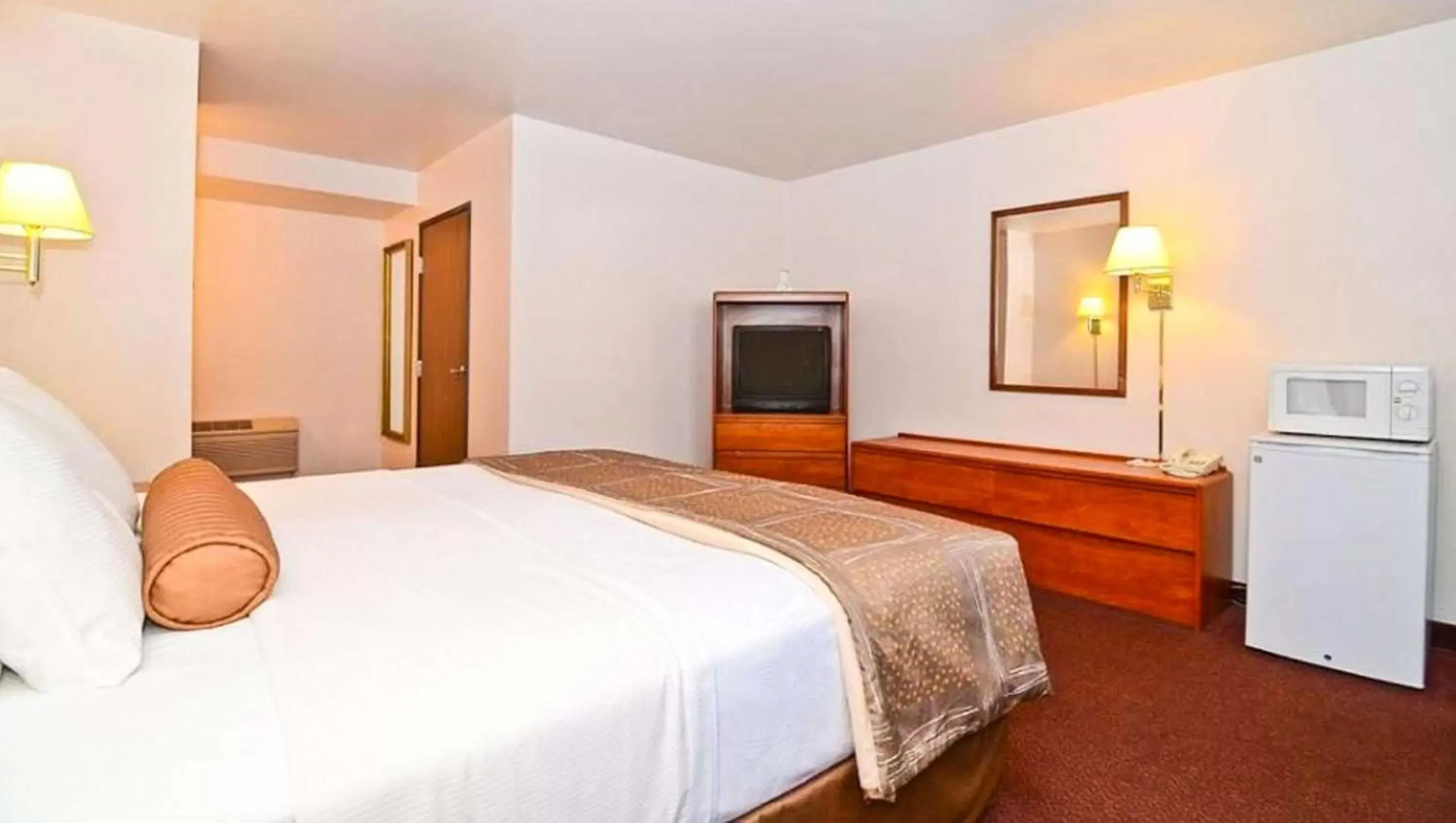 Photo of the whole room, Bed in Magnuson Hotel Manitou Springs