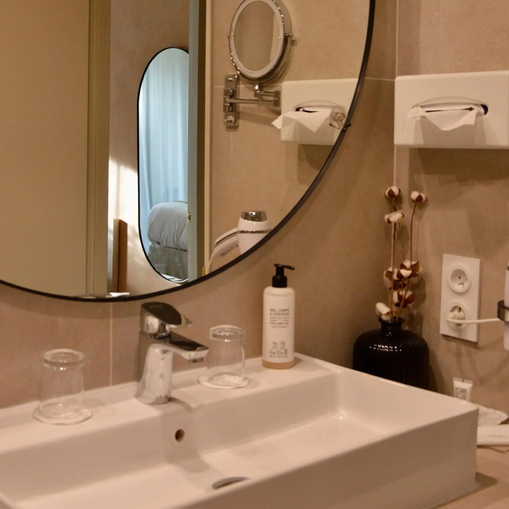 Property building, Bathroom in Best Western Sevan Parc Hotel