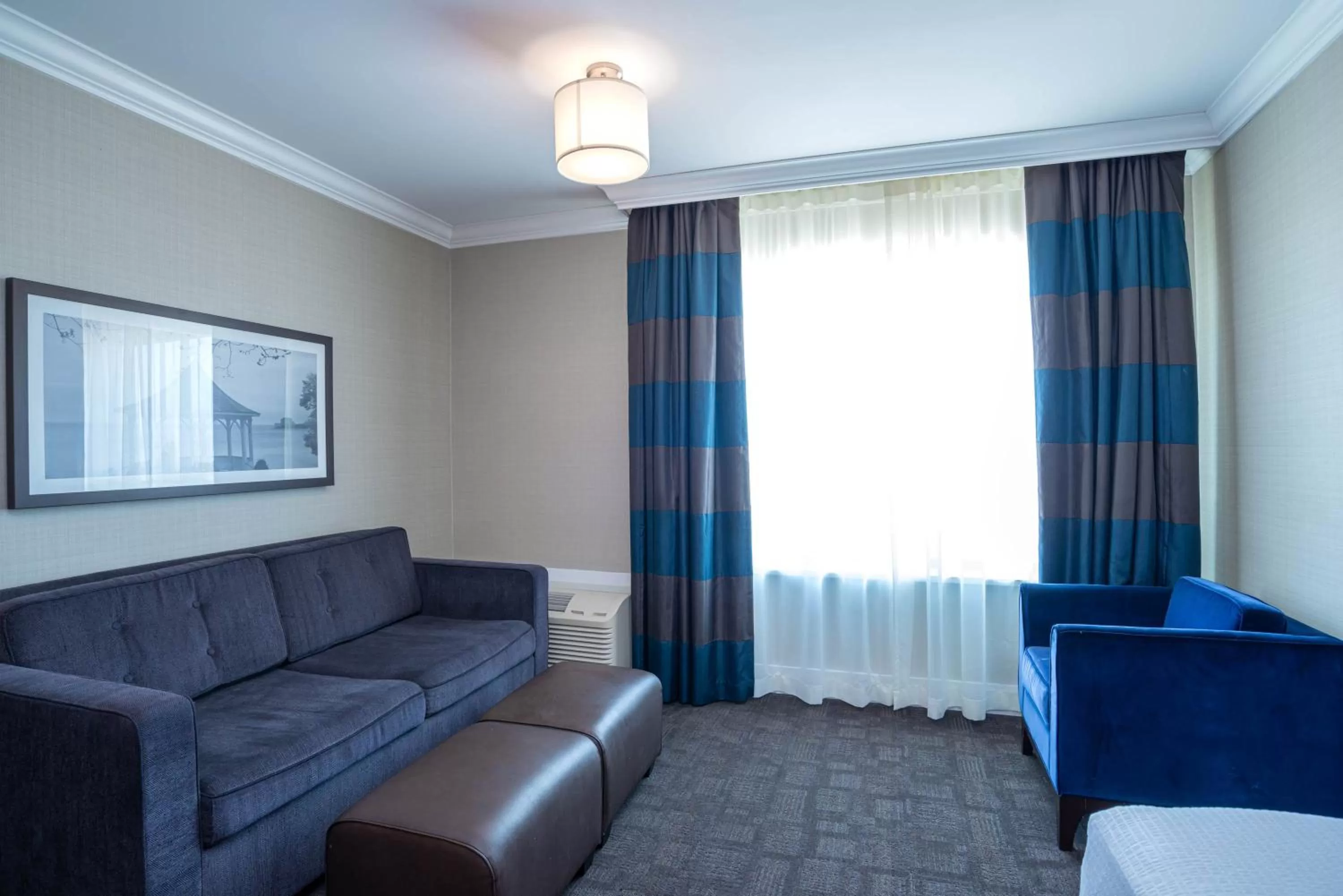 Photo of the whole room in Sandman Hotel Oakville