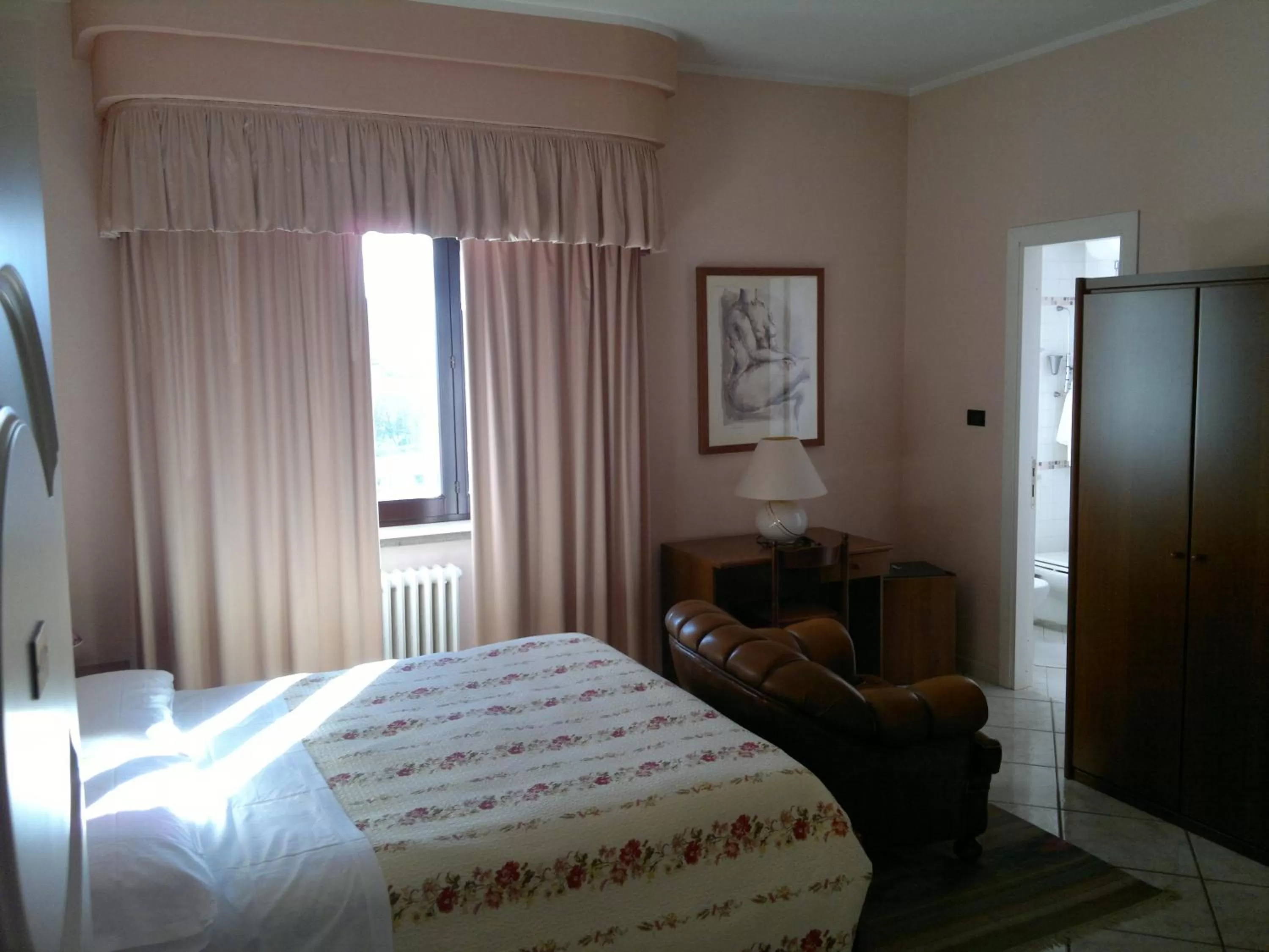 Shower, Bed in Hotel La Rotonda