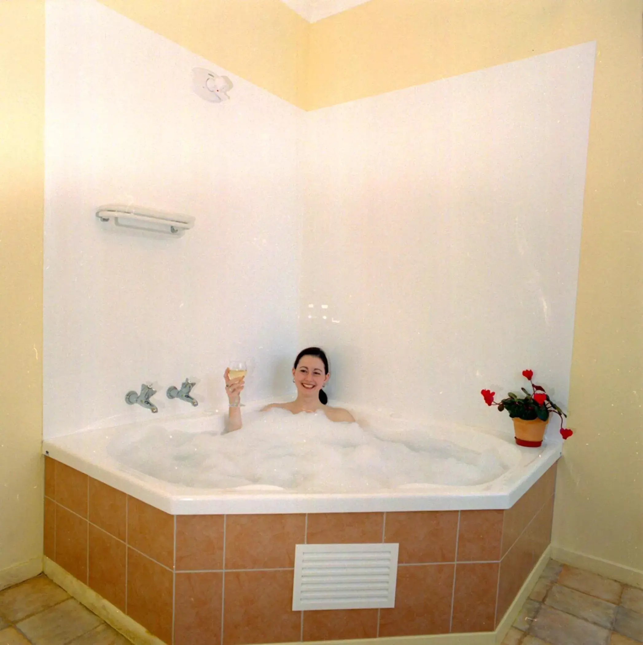 Guests, Bathroom in Elliotts Kapiti Coast Motor Lodge