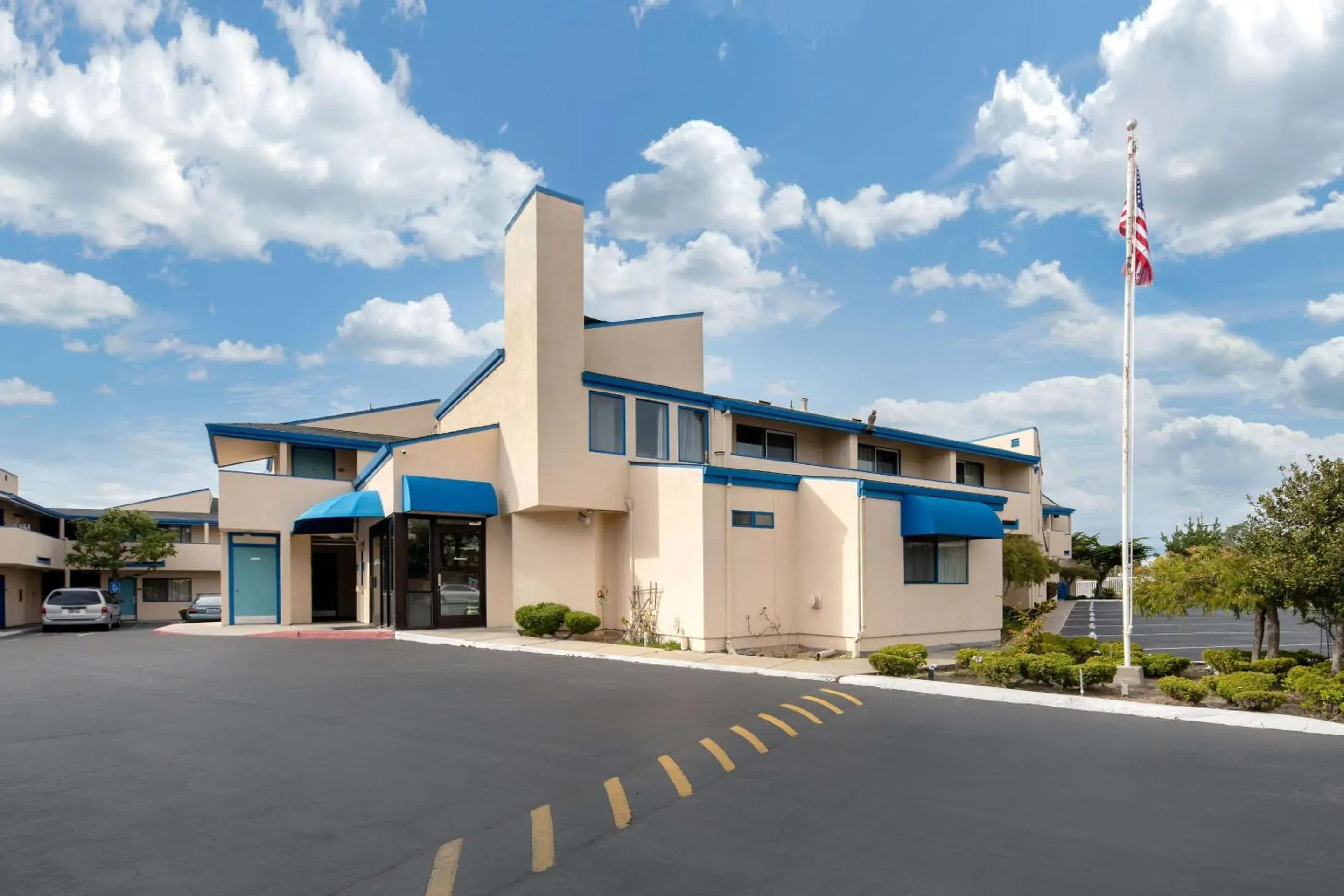 Property building in Bay Breeze Inn Property building in Bay Breeze Inn