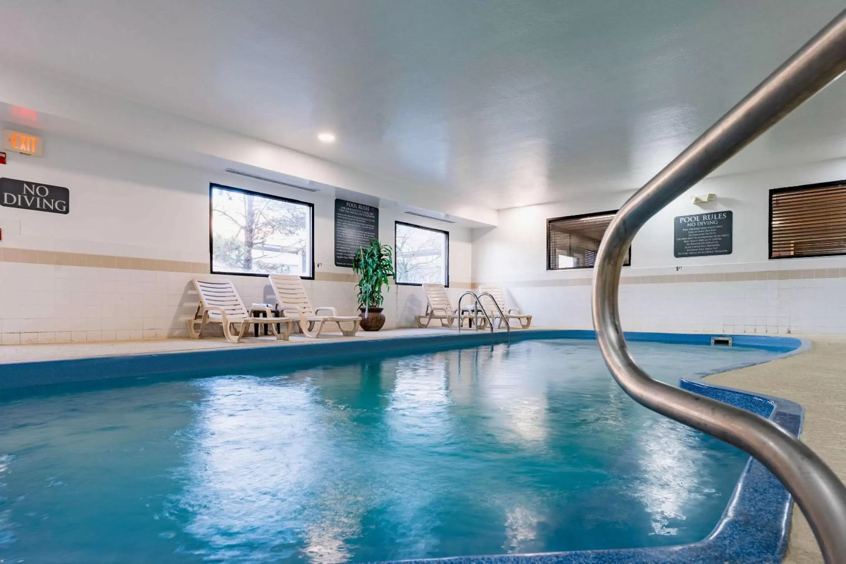 Swimming Pool in Quality Suites NE Indianapolis Fishers