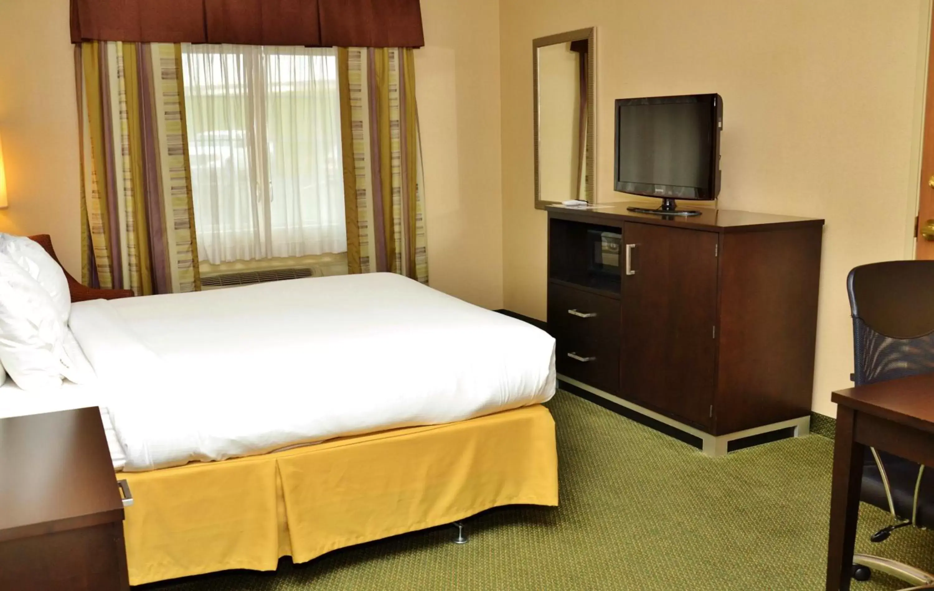 Photo of the whole room, Bed in Holiday Inn Express Hotel & Suites Center Township, an IHG Hotel
