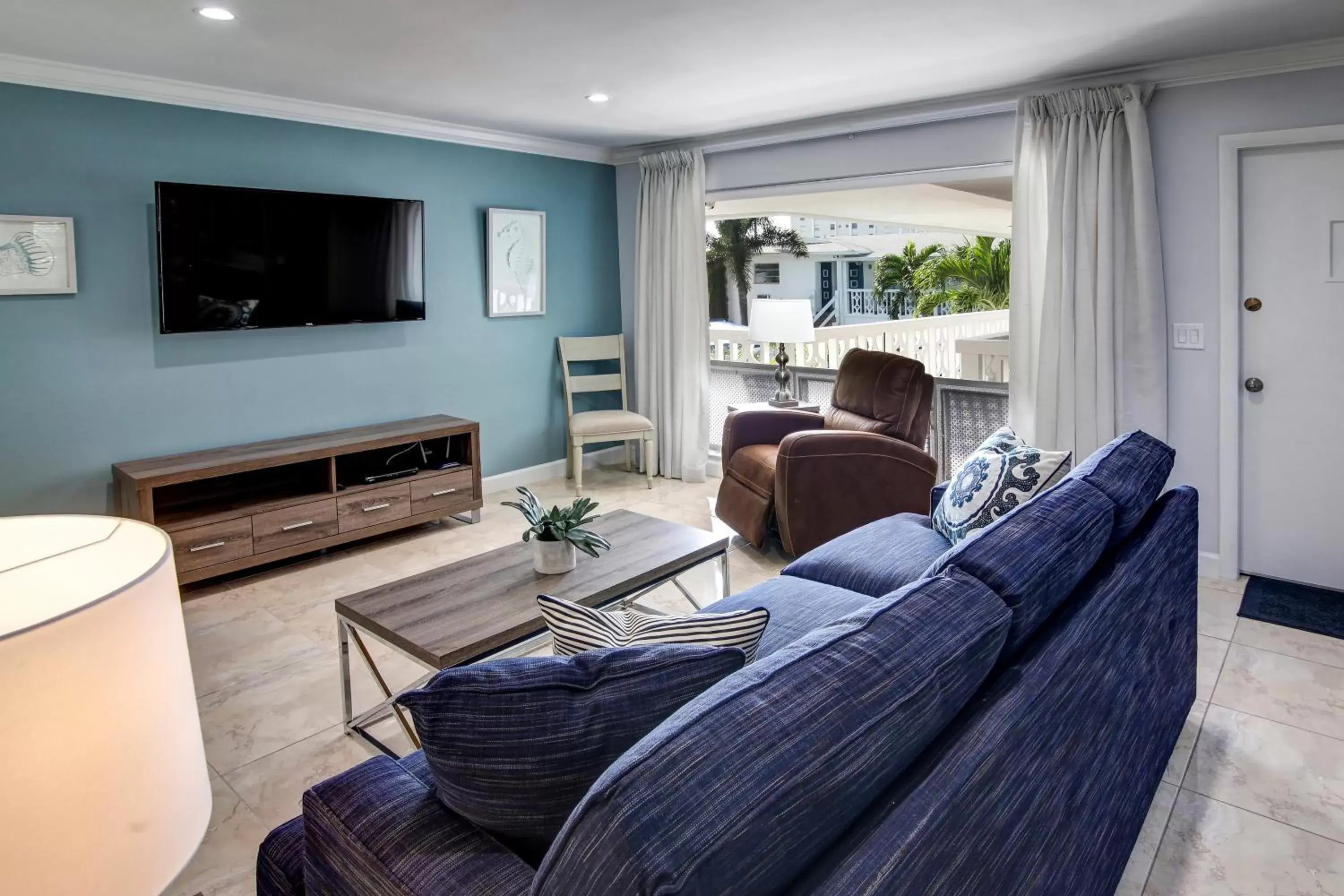 Living room in May-Dee Suites in Florida Living room in May-Dee Suites in Florida