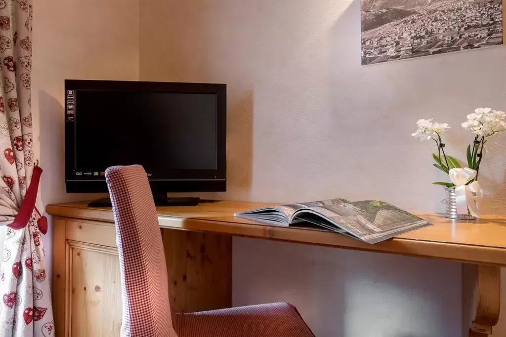 Bedroom, TV/Entertainment Center in Hotel San Lorenzo